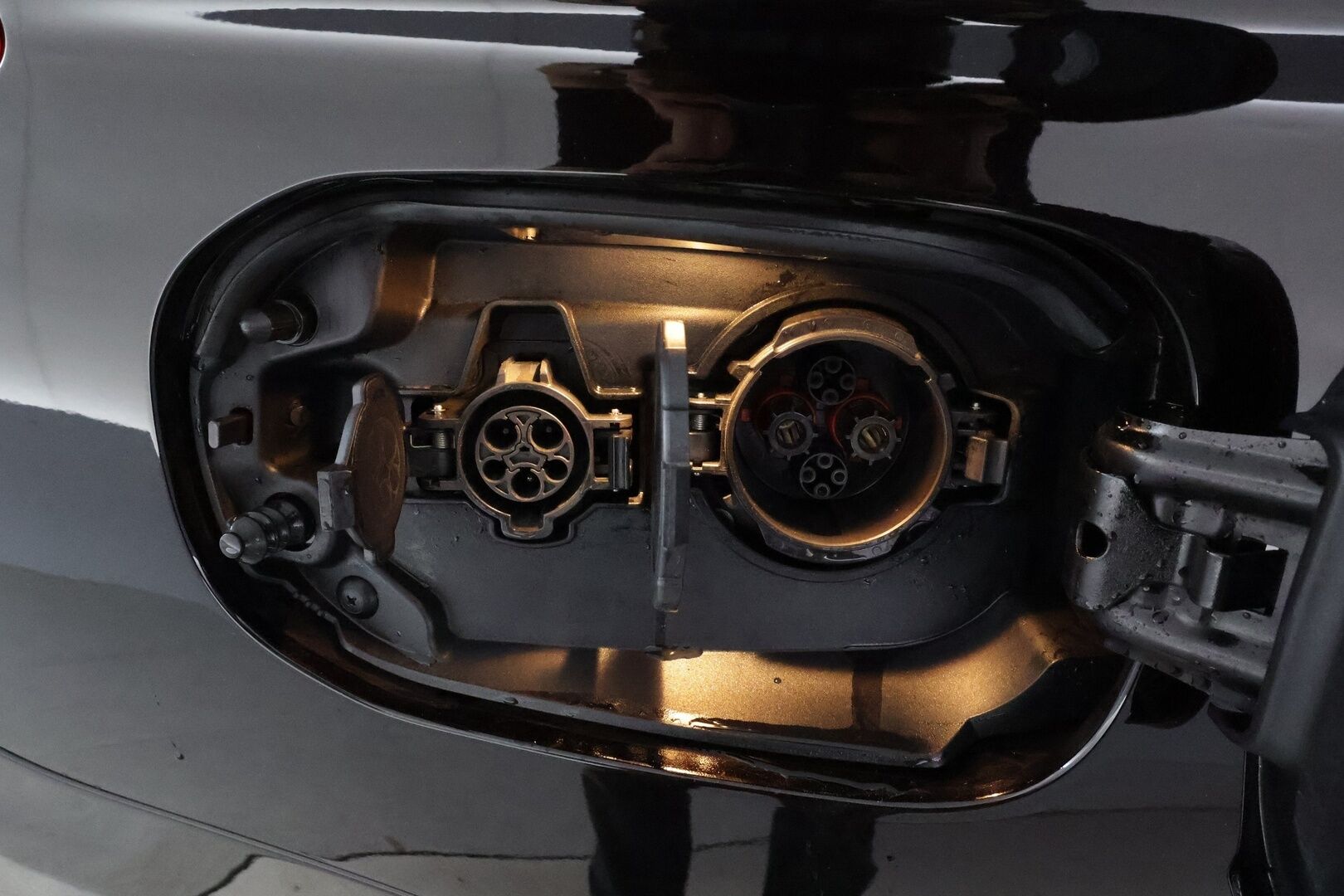 MITSUBISHI OUTLANDER PHEV 2019 S-Edition 5P **Adapt.vakkari / 360.kamera / Koukku / KeylessGo / Lämmitettävä tuulilasi** - Kahdet renkaat aluvanteilla / Merkkihuollettu