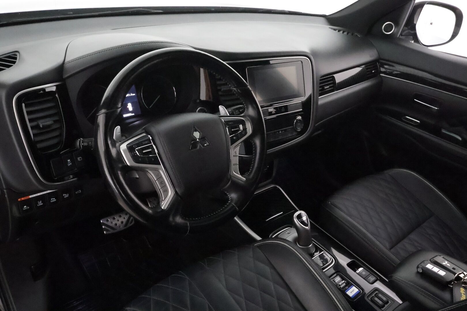 MITSUBISHI OUTLANDER PHEV 2019 S-Edition 5P **Adapt.vakkari / 360.kamera / Koukku / KeylessGo / Lämmitettävä tuulilasi** - Kahdet renkaat aluvanteilla / Merkkihuollettu