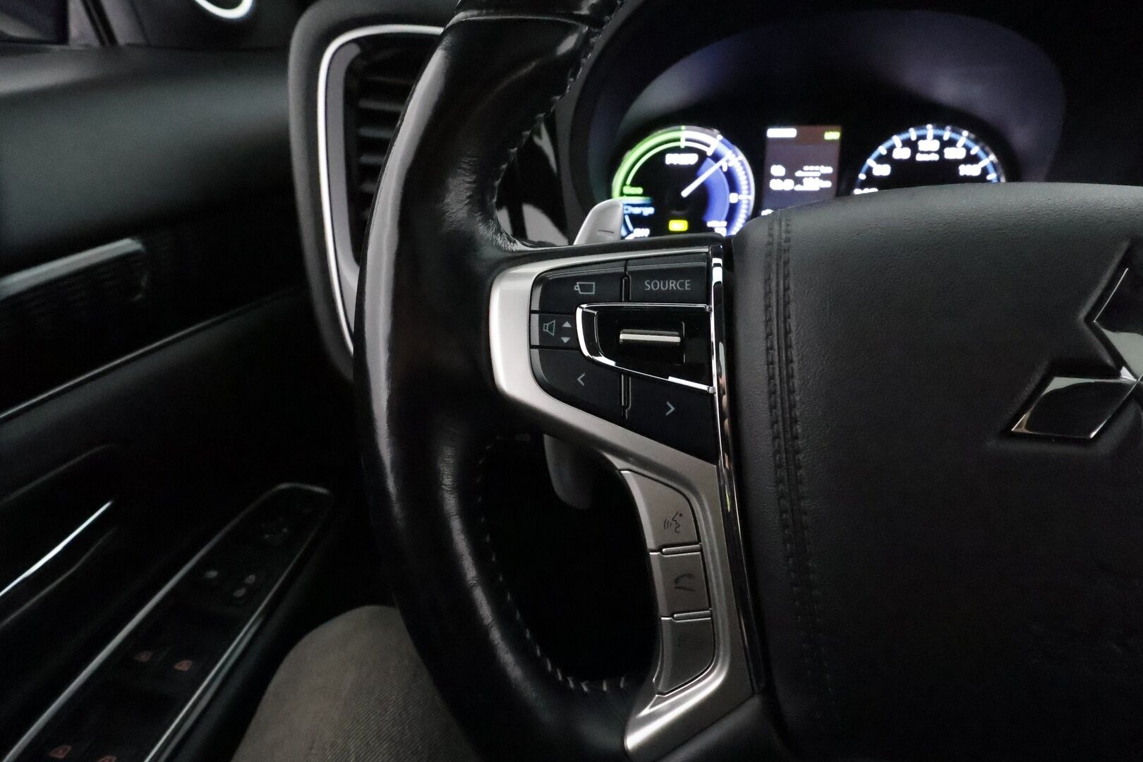 MITSUBISHI OUTLANDER PHEV 2019 S-Edition 5P **Adapt.vakkari / 360.kamera / Koukku / KeylessGo / Lämmitettävä tuulilasi** - Kahdet renkaat aluvanteilla / Merkkihuollettu