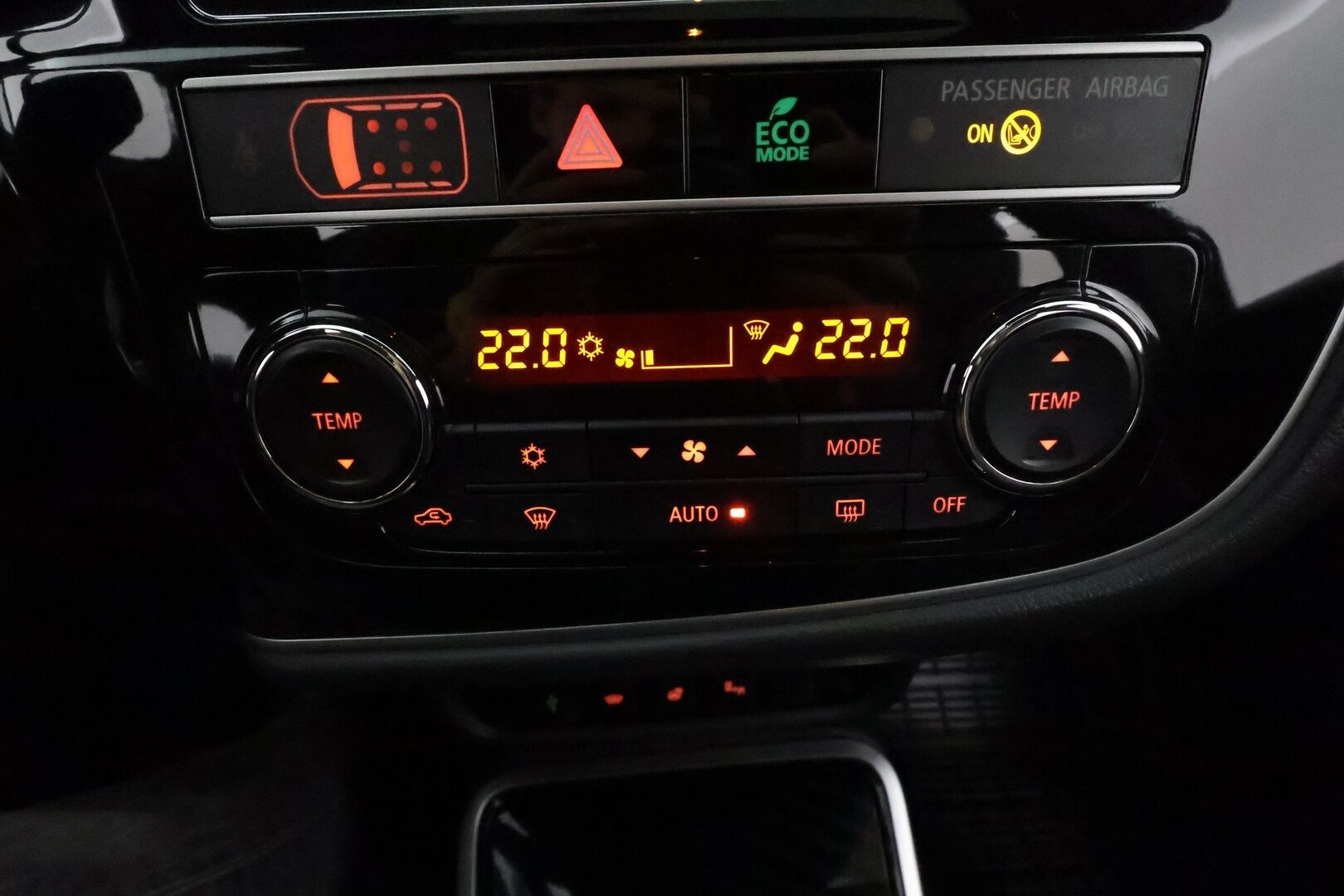 MITSUBISHI OUTLANDER PHEV 2019 S-Edition 5P **Adapt.vakkari / 360.kamera / Koukku / KeylessGo / Lämmitettävä tuulilasi** - Kahdet renkaat aluvanteilla / Merkkihuollettu