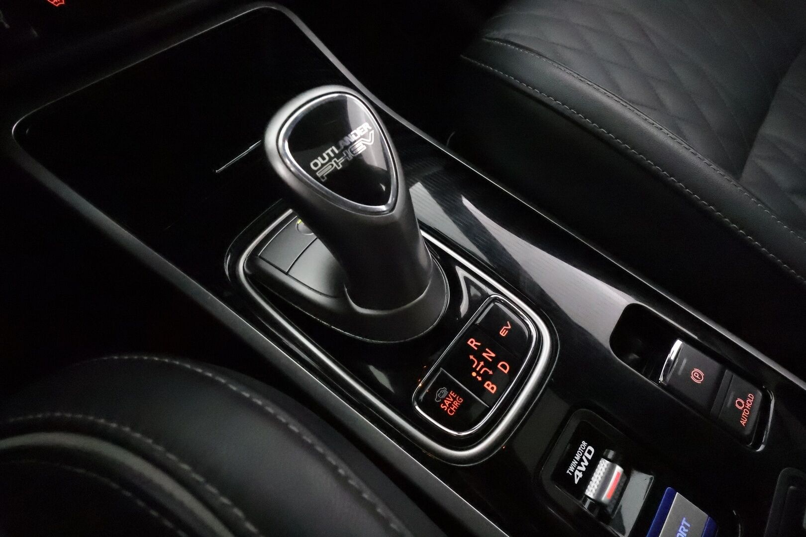 MITSUBISHI OUTLANDER PHEV 2019 S-Edition 5P **Adapt.vakkari / 360.kamera / Koukku / KeylessGo / Lämmitettävä tuulilasi** - Kahdet renkaat aluvanteilla / Merkkihuollettu