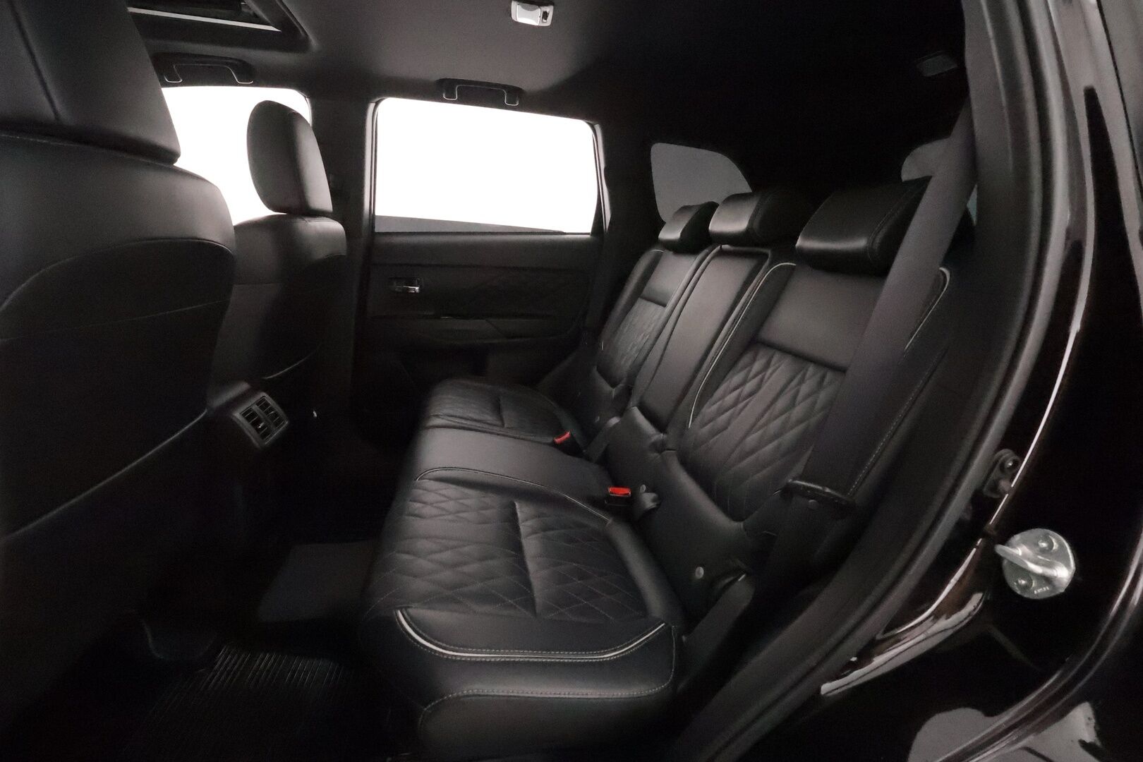 MITSUBISHI OUTLANDER PHEV 2019 S-Edition 5P **Adapt.vakkari / 360.kamera / Koukku / KeylessGo / Lämmitettävä tuulilasi** - Kahdet renkaat aluvanteilla / Merkkihuollettu