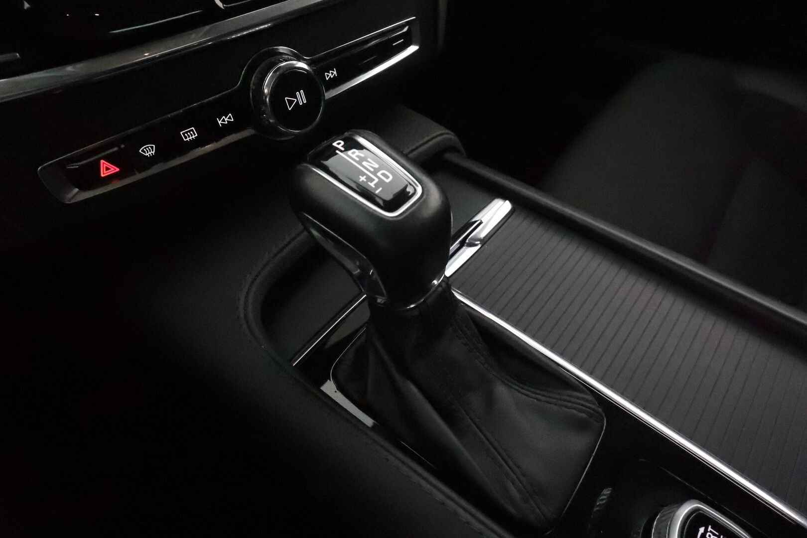 Volvo V90 2021 D4 AWD Momentum Aut. **Webasto / Adapt.Vakkari / LED-valot / P.Kamera / Navi / Kaistavahti / KeylessGO** - 3,99 % KORKOTARJOUS TÄHÄN AUTOON - Kahdet Renkaat