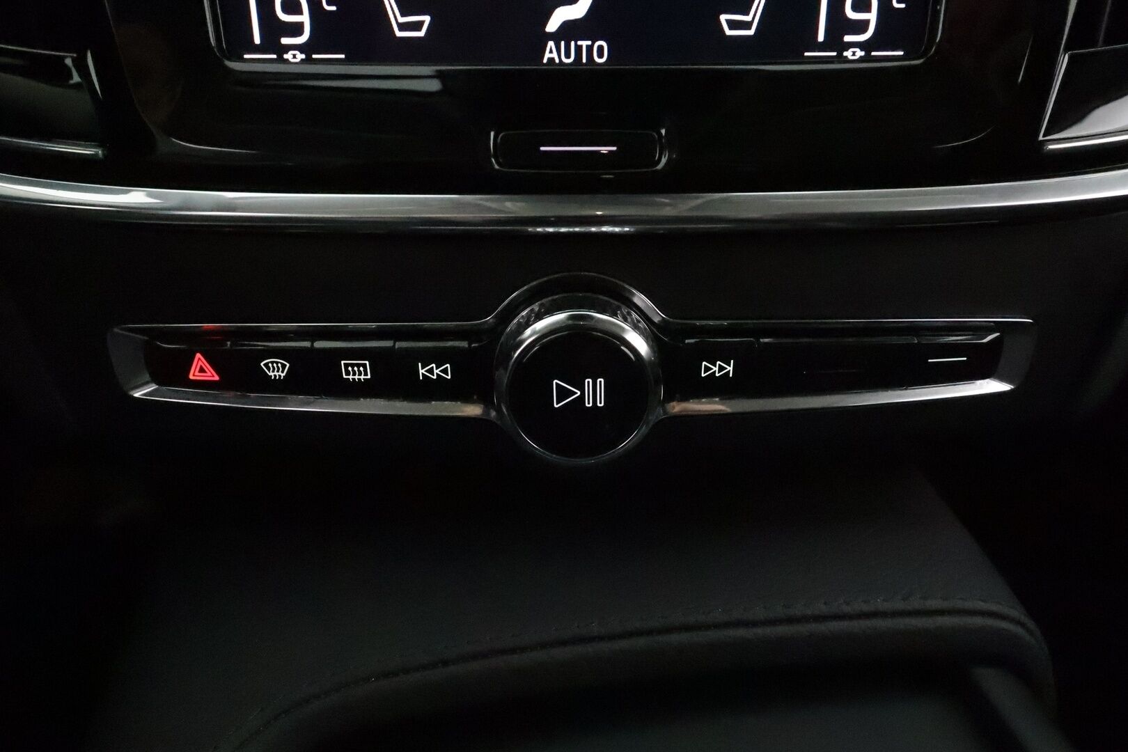 Volvo V90 2021 D4 AWD Momentum Aut. **Webasto / Adapt.Vakkari / LED-valot / P.Kamera / Navi / Kaistavahti / KeylessGO** - 3,99 % KORKOTARJOUS TÄHÄN AUTOON - Kahdet Renkaat
