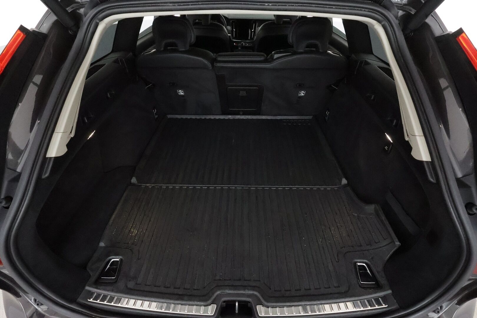 Volvo V90 2021 D4 AWD Momentum Aut. **Webasto / Adapt.Vakkari / LED-valot / P.Kamera / Navi / Kaistavahti / KeylessGO** - 3,99 % KORKOTARJOUS TÄHÄN AUTOON - Kahdet Renkaat