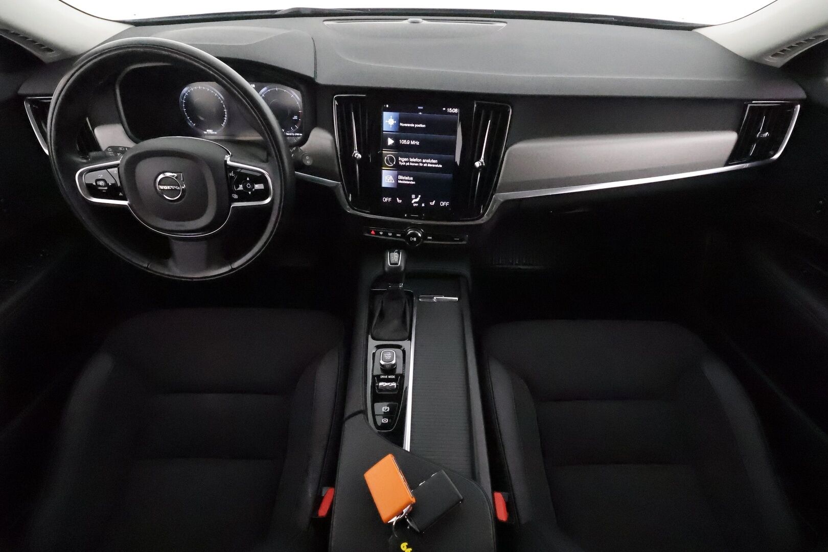 Volvo V90 2021 D4 AWD Momentum Aut. **Webasto / Adapt.Vakkari / LED-valot / P.Kamera / Navi / Kaistavahti / KeylessGO** - 3,99 % KORKOTARJOUS TÄHÄN AUTOON - Kahdet Renkaat