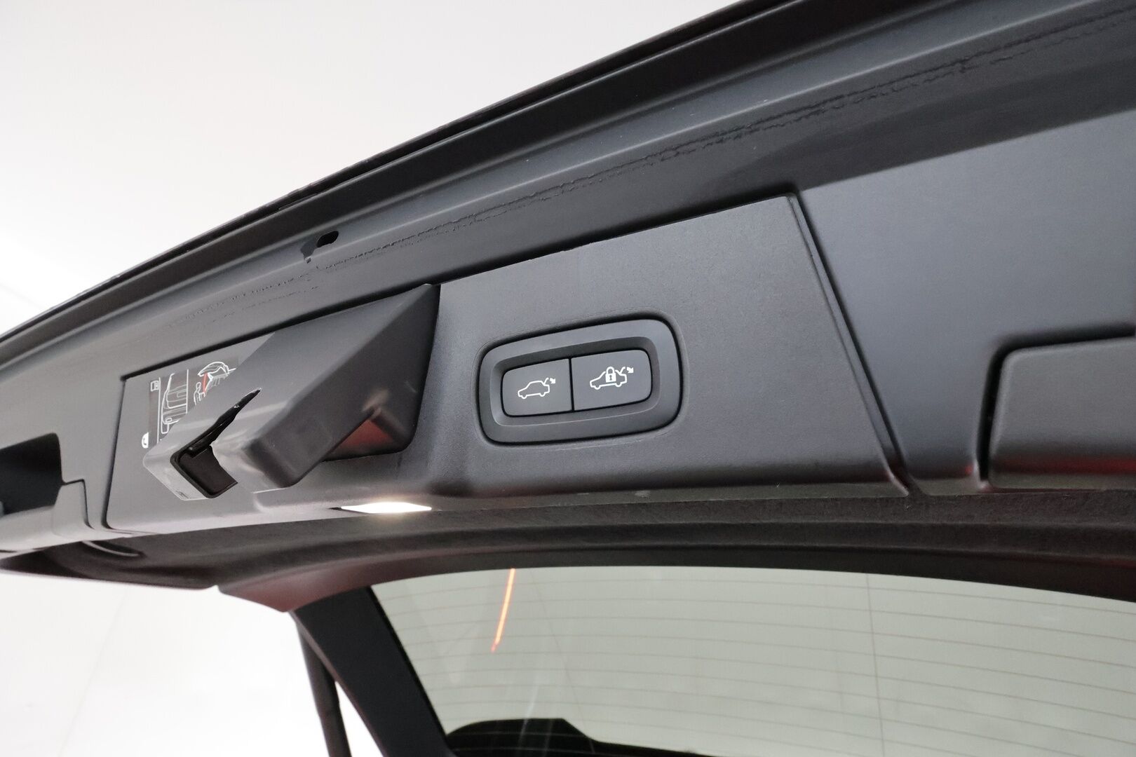 Volvo V90 2021 D4 AWD Momentum Aut. **Webasto / Adapt.Vakkari / LED-valot / P.Kamera / Navi / Kaistavahti / KeylessGO** - 3,99 % KORKOTARJOUS TÄHÄN AUTOON - Kahdet Renkaat