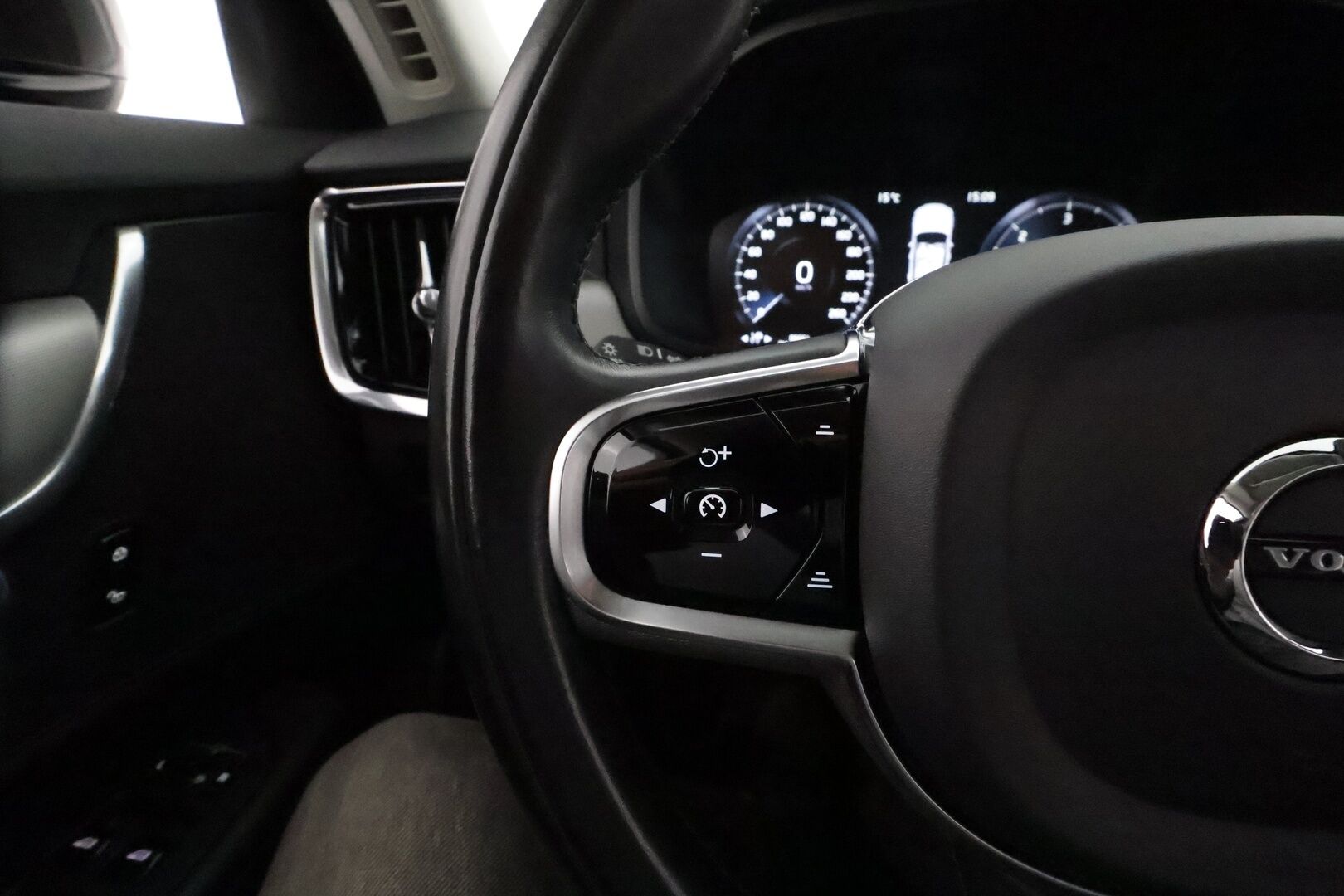 Volvo V90 2021 D4 AWD Momentum Aut. **Webasto / Adapt.Vakkari / LED-valot / P.Kamera / Navi / Kaistavahti / KeylessGO** - 3,99 % KORKOTARJOUS TÄHÄN AUTOON - Kahdet Renkaat