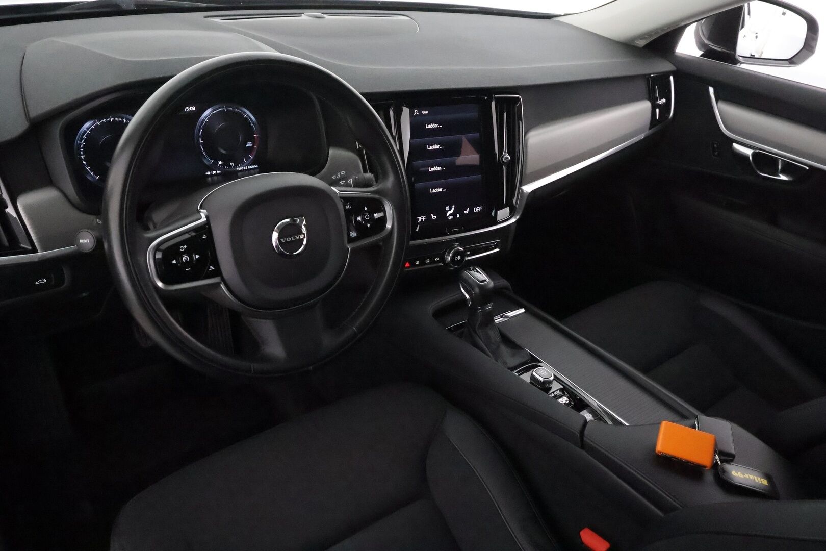 Volvo V90 2021 D4 AWD Momentum Aut. **Webasto / Adapt.Vakkari / LED-valot / P.Kamera / Navi / Kaistavahti / KeylessGO** - 3,99 % KORKOTARJOUS TÄHÄN AUTOON - Kahdet Renkaat