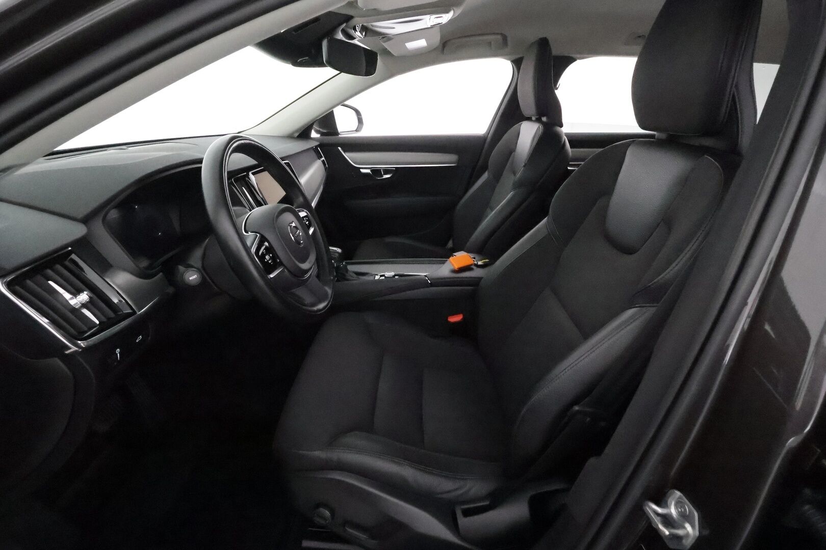 Volvo V90 2021 D4 AWD Momentum Aut. **Webasto / Adapt.Vakkari / LED-valot / P.Kamera / Navi / Kaistavahti / KeylessGO** - 3,99 % KORKOTARJOUS TÄHÄN AUTOON - Kahdet Renkaat