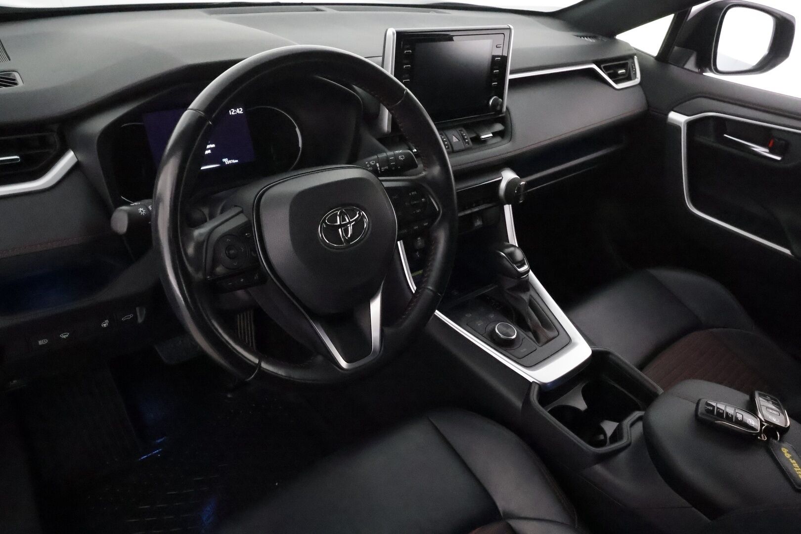 TOYOTA RAV4 PLUG-IN 2020 Hybrid 2,5 AWD-i Style ** Adapt.Vakkari / P.kamera / LED-valot / Kaistavahti / Apple&android / KeylessGO ** - 3,99% KORKOTARJOUS TÄHÄN AUTOON 21.9. ASTI - 2x Latauskaapelit / Kahdet Renkaat