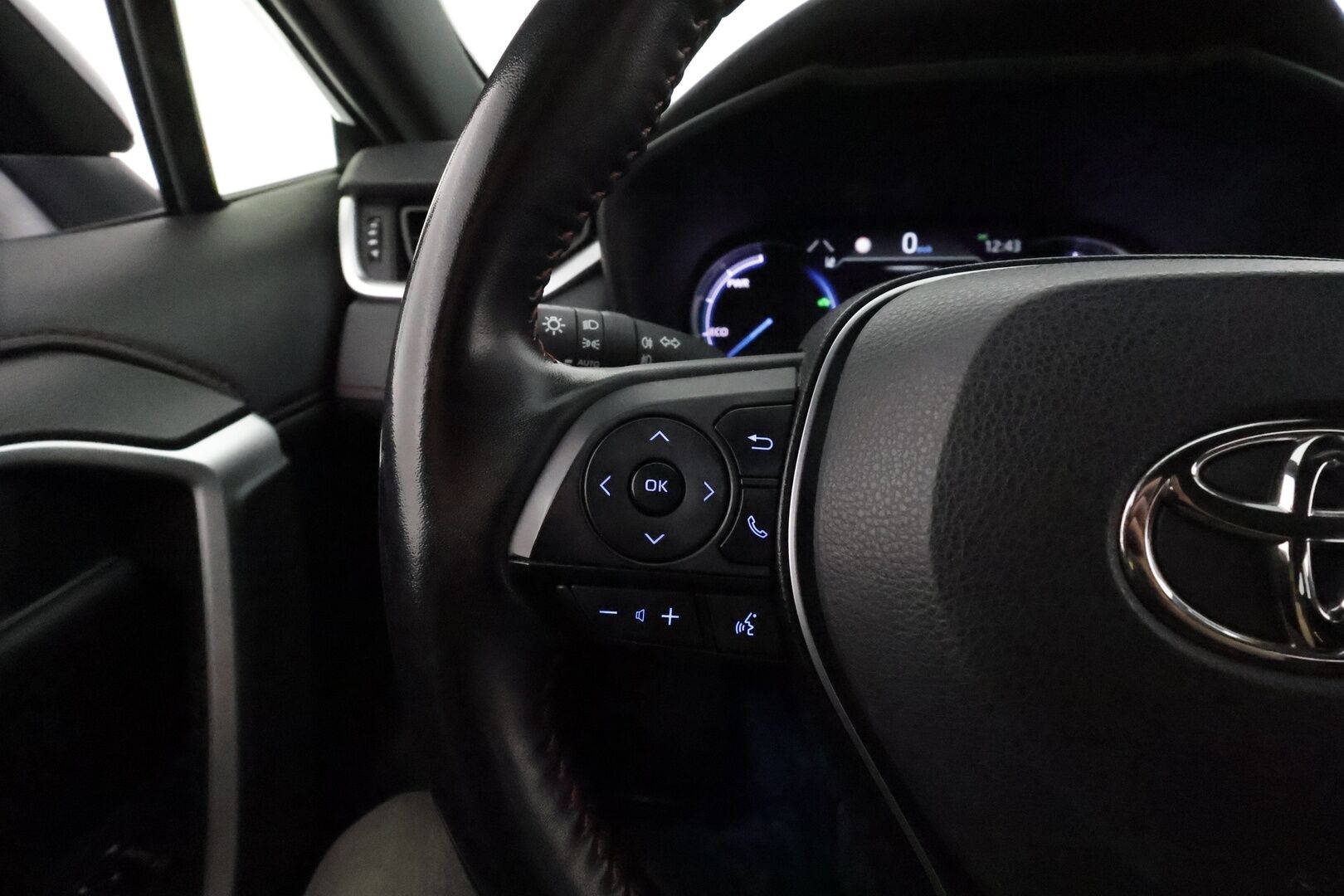 TOYOTA RAV4 PLUG-IN 2020 Hybrid 2,5 AWD-i Style ** **Adapt.Vakkari / P.kamera / LED-valot / Kaistavahti / Apple&android / KeylessGO** - 3,99 % KORKOTARJOUS TÄHÄN AUTOON - 2x Latauskaapelit / Kahdet Renkaat