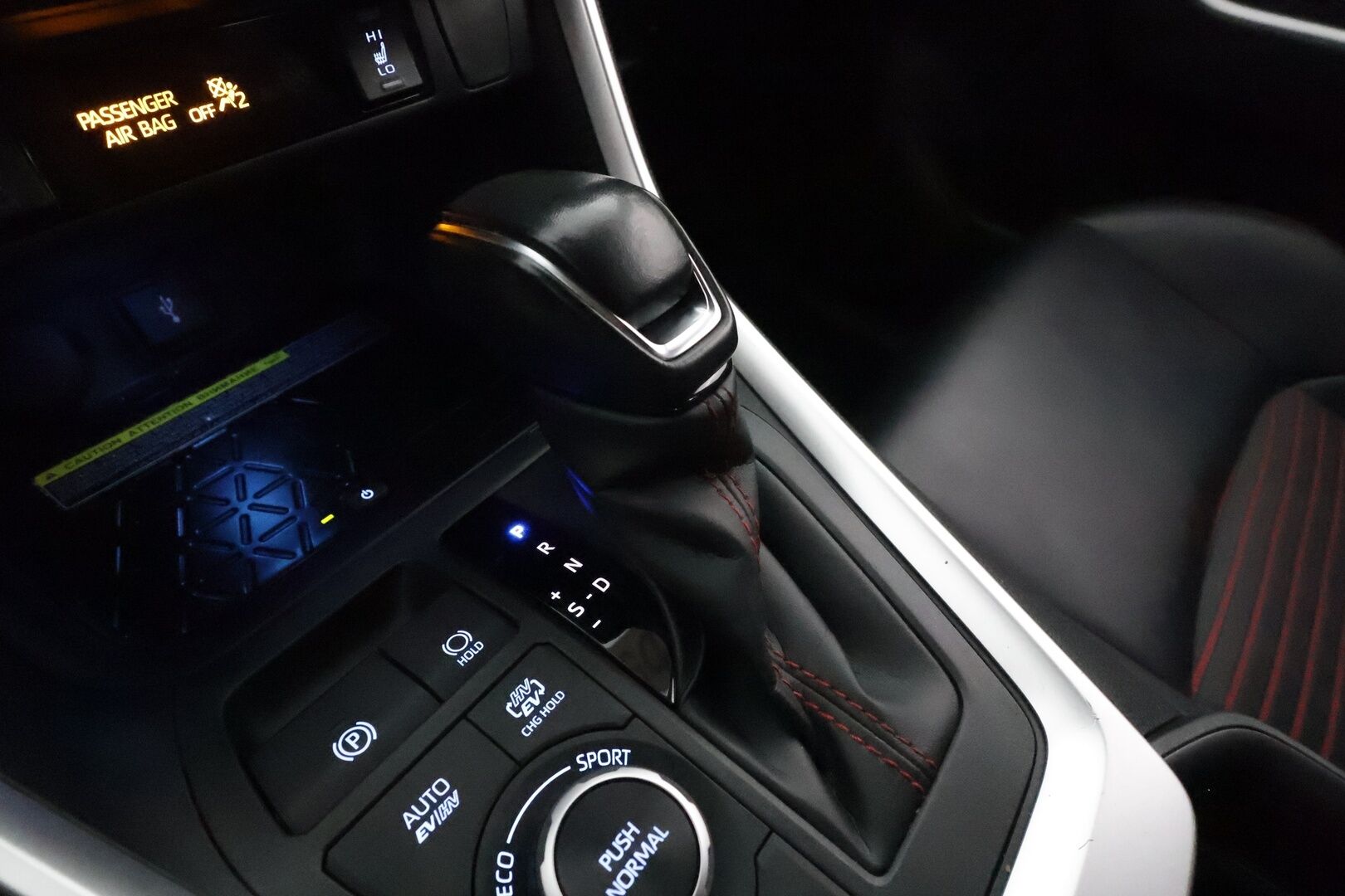 TOYOTA RAV4 PLUG-IN 2020 Hybrid 2,5 AWD-i Style ** **Adapt.Vakkari / P.kamera / LED-valot / Kaistavahti / Apple&android / KeylessGO** - 3,99 % KORKOTARJOUS TÄHÄN AUTOON - 2x Latauskaapelit / Kahdet Renkaat
