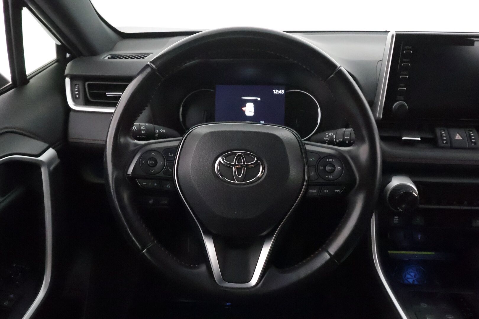 TOYOTA RAV4 PLUG-IN 2020 Hybrid 2,5 AWD-i Style ** **Adapt.Vakkari / P.kamera / LED-valot / Kaistavahti / Apple&android / KeylessGO** - 3,99 % KORKOTARJOUS TÄHÄN AUTOON - 2x Latauskaapelit / Kahdet Renkaat