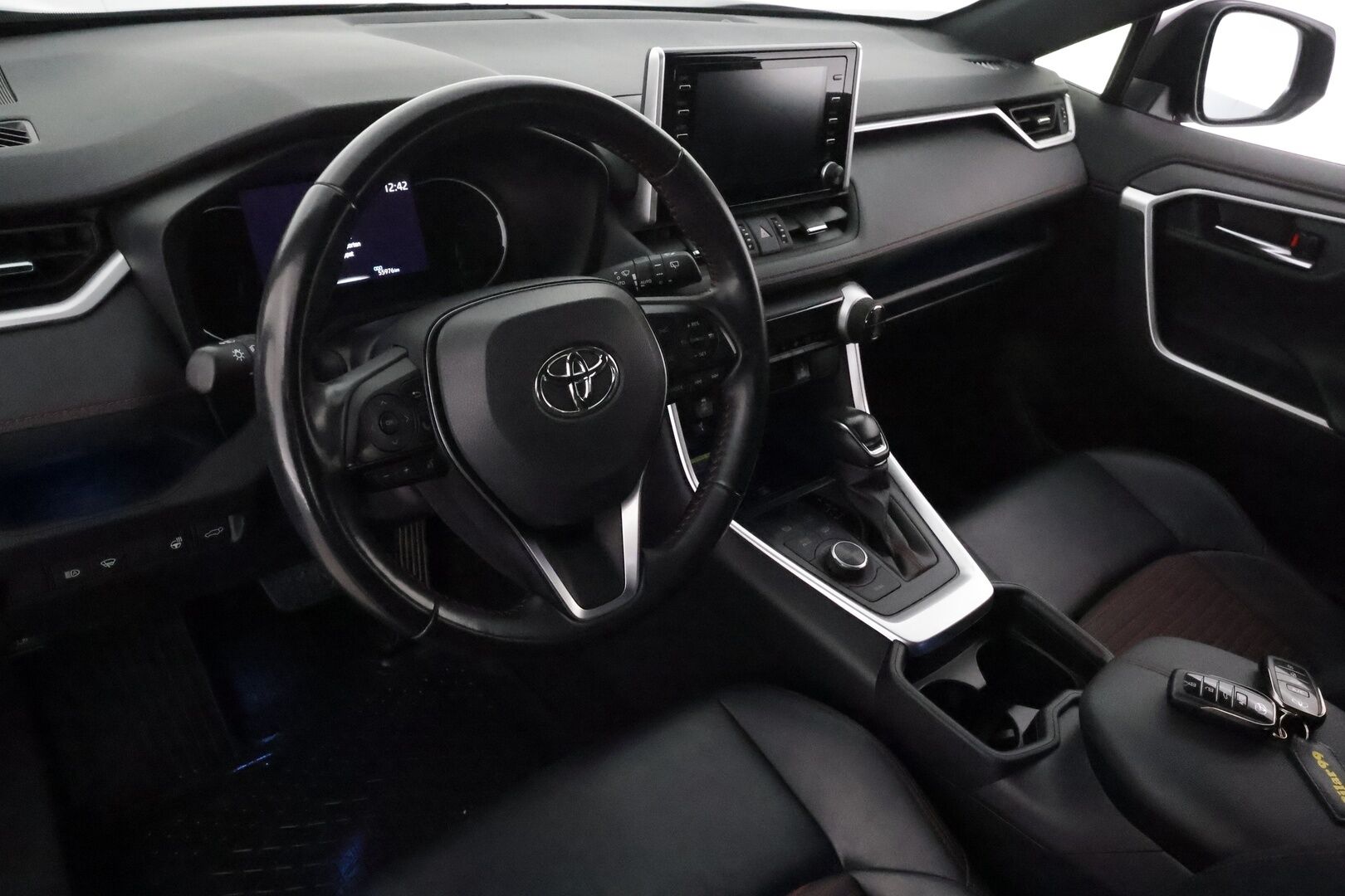 TOYOTA RAV4 PLUG-IN 2020 Hybrid 2,5 AWD-i Style ** **Adapt.Vakkari / P.kamera / LED-valot / Kaistavahti / Apple&android / KeylessGO** - 3,99 % KORKOTARJOUS TÄHÄN AUTOON - 2x Latauskaapelit / Kahdet Renkaat