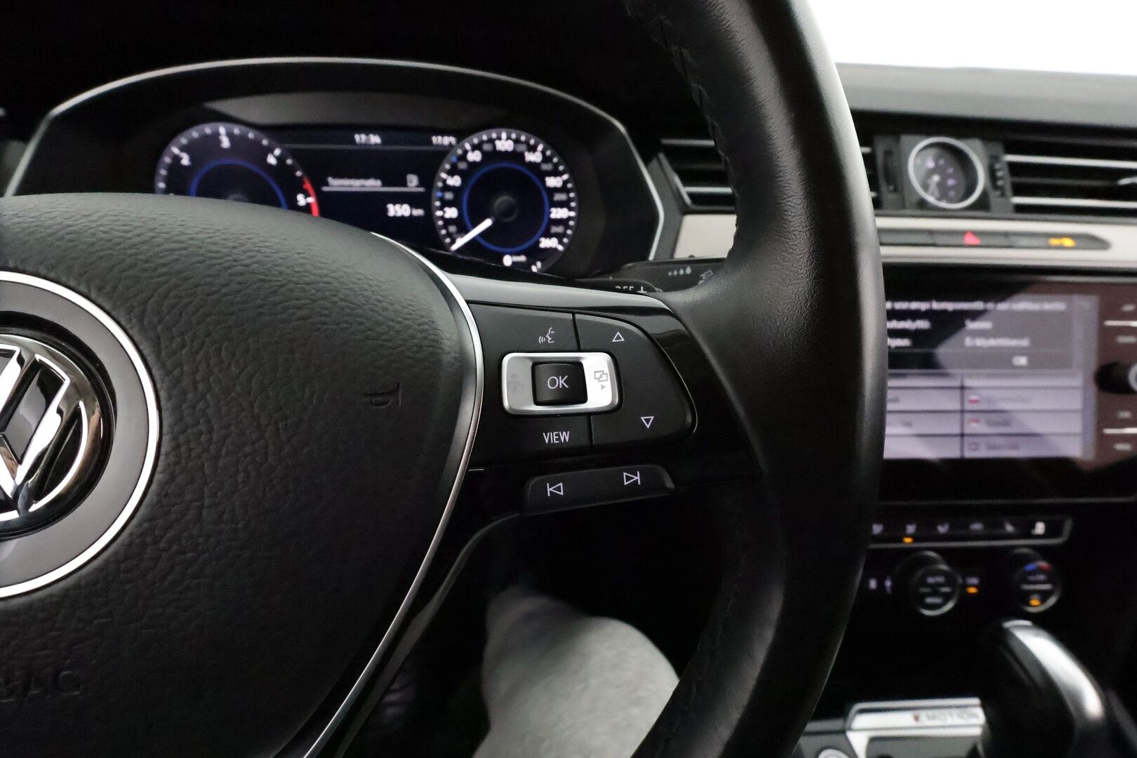 VOLKSWAGEN PASSAT 2019 2.0 TDi 190 4Motion R-Line **Adapt.vakkari / Webasto / P.kamera / KeylessGo / Sporttipenkit / Digimittaristo** - Kahdet renkaat aluvanteilla / Mustat nahat / Ratinlämmitin / Penkinlämmittimet takana 