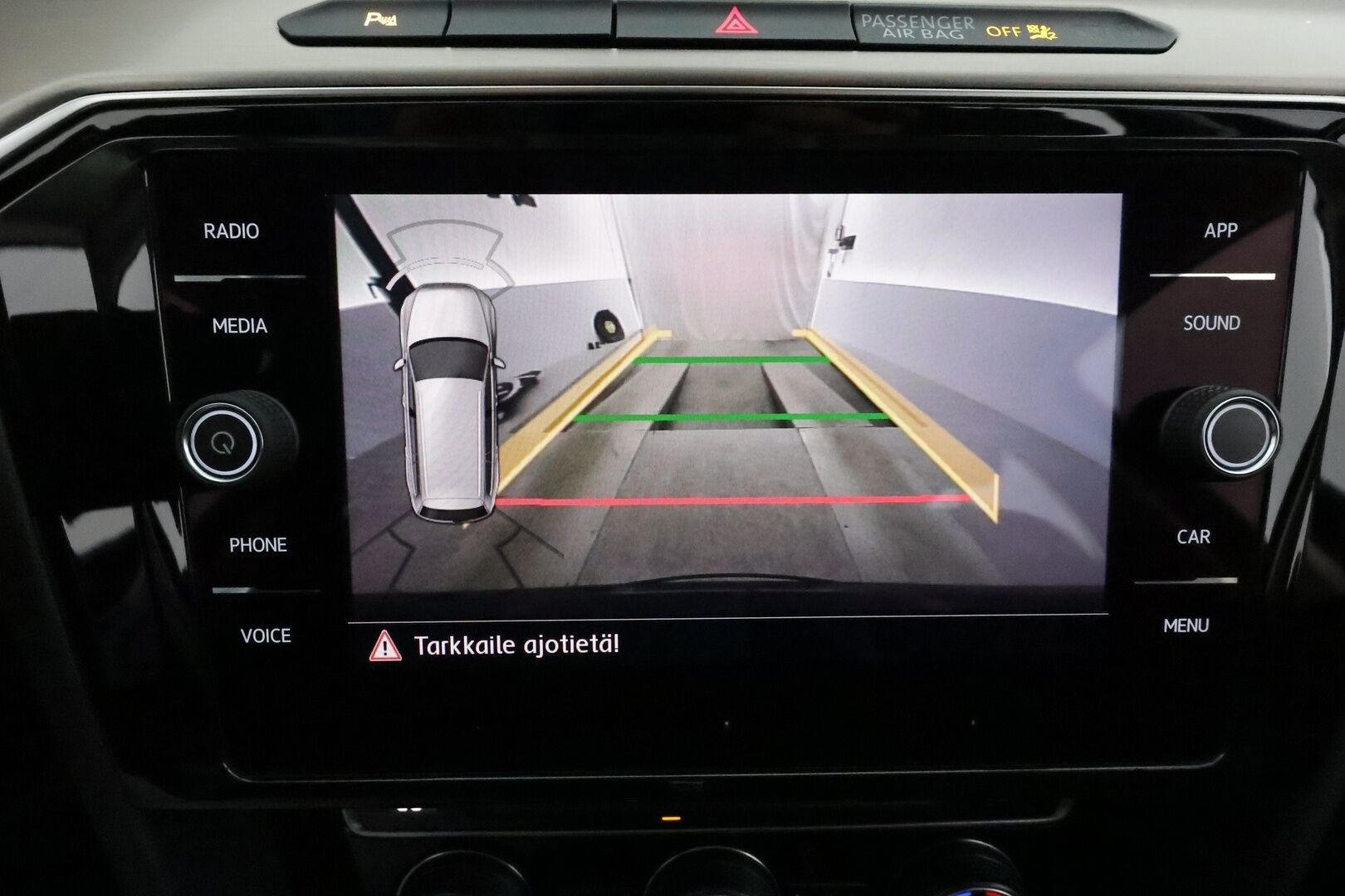 VOLKSWAGEN PASSAT 2019 2.0 TDi 190 4Motion R-Line **Adapt.vakkari / Webasto / P.kamera / KeylessGo / Sporttipenkit / Digimittaristo** - Kahdet renkaat aluvanteilla / Mustat nahat / Ratinlämmitin / Penkinlämmittimet takana 