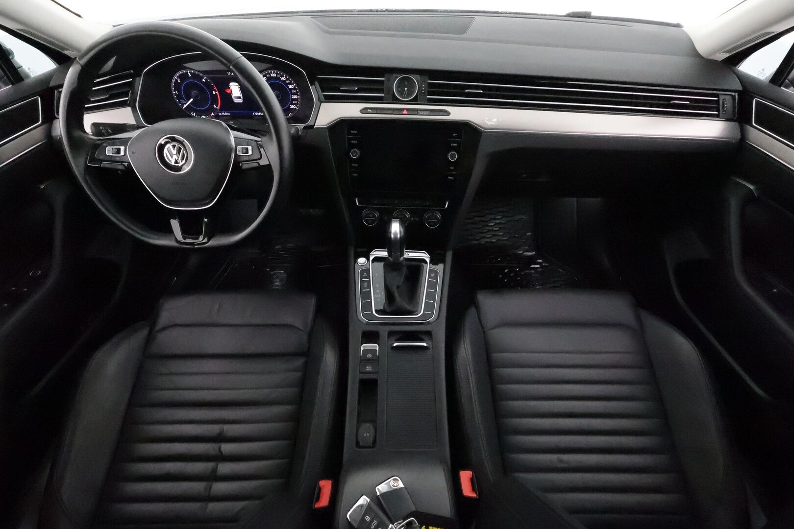 VOLKSWAGEN PASSAT 2019 2.0 TDi 190 4Motion R-Line **Adapt.vakkari / Webasto / P.kamera / KeylessGo / Sporttipenkit / Digimittaristo** - Kahdet renkaat aluvanteilla / Mustat nahat / Ratinlämmitin / Penkinlämmittimet takana 