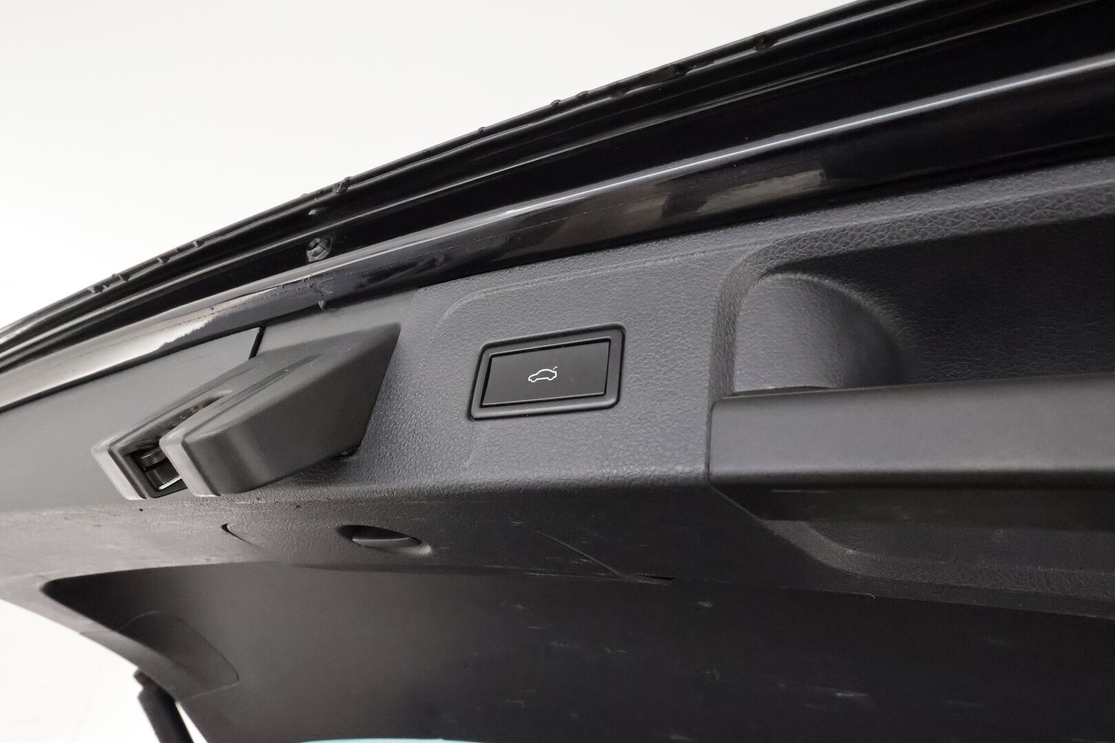 VOLKSWAGEN PASSAT 2019 2.0 TDi 190 4Motion R-Line **Adapt.vakkari / Webasto / P.kamera / KeylessGo / Sporttipenkit / Digimittaristo** - Kahdet renkaat aluvanteilla / Mustat nahat / Ratinlämmitin / Penkinlämmittimet takana 
