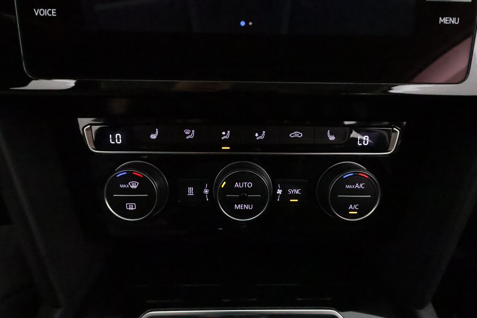 VOLKSWAGEN PASSAT 2019 2.0 TDi 190 4Motion R-Line **Adapt.vakkari / Webasto / P.kamera / KeylessGo / Sporttipenkit / Digimittaristo** - Kahdet renkaat aluvanteilla / Mustat nahat / Ratinlämmitin / Penkinlämmittimet takana 