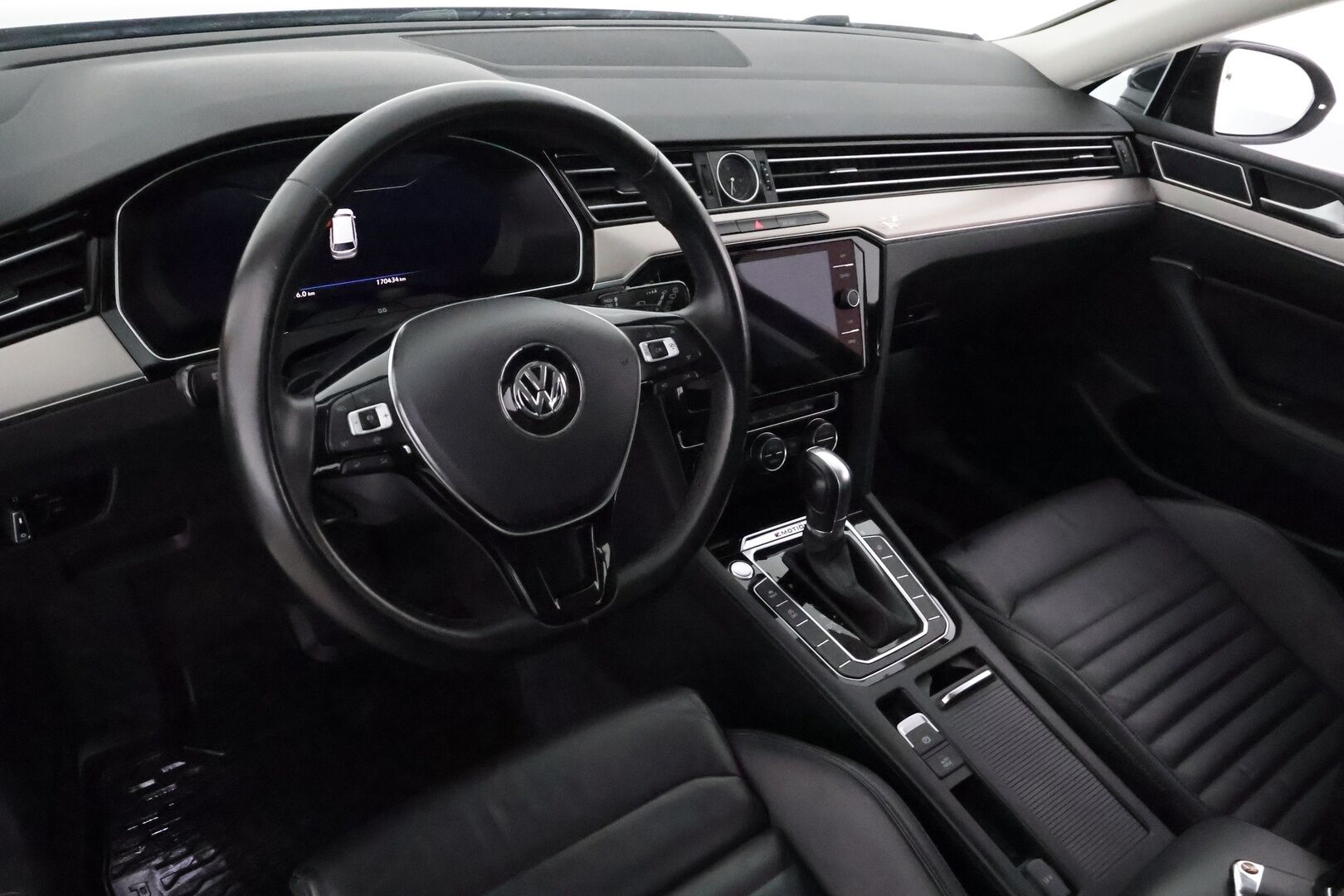 VOLKSWAGEN PASSAT 2019 2.0 TDi 190 4Motion R-Line **Adapt.vakkari / Webasto / P.kamera / KeylessGo / Sporttipenkit / Digimittaristo** - Kahdet renkaat aluvanteilla / Mustat nahat / Ratinlämmitin / Penkinlämmittimet takana 