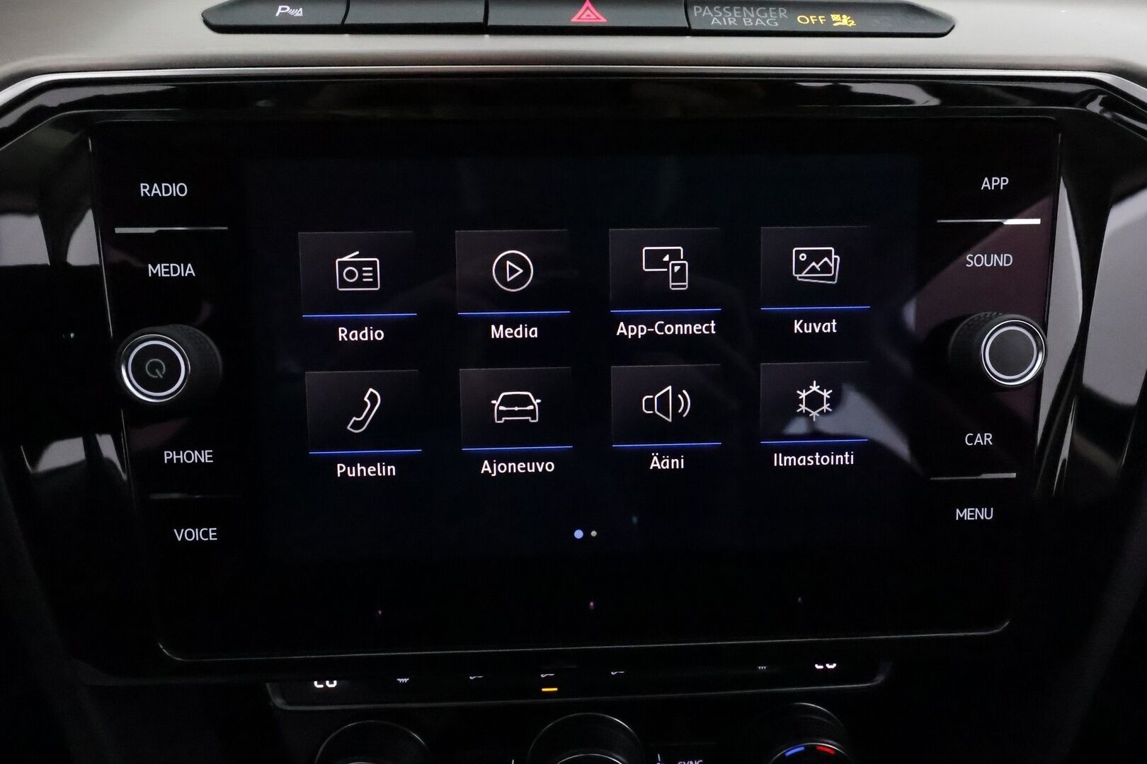 VOLKSWAGEN PASSAT 2019 2.0 TDi 190 4Motion R-Line **Adapt.vakkari / Webasto / P.kamera / KeylessGo / Sporttipenkit / Digimittaristo** - Kahdet renkaat aluvanteilla / Mustat nahat / Ratinlämmitin / Penkinlämmittimet takana 