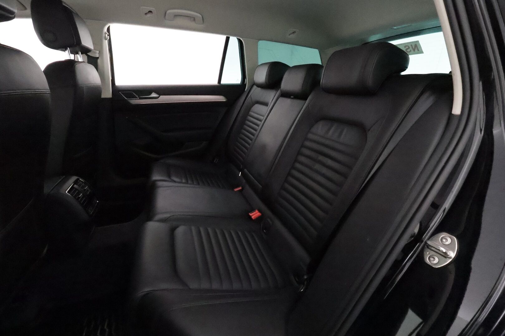 VOLKSWAGEN PASSAT 2019 2.0 TDi 190 4Motion R-Line **Adapt.vakkari / Webasto / P.kamera / KeylessGo / Sporttipenkit / Digimittaristo** - Kahdet renkaat aluvanteilla / Mustat nahat / Ratinlämmitin / Penkinlämmittimet takana 
