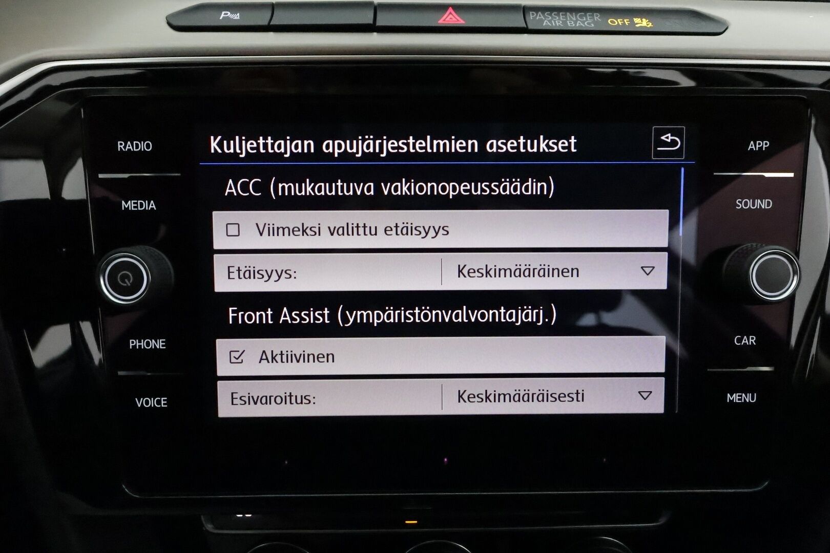 VOLKSWAGEN PASSAT 2019 2.0 TDi 190 4Motion R-Line **Adapt.vakkari / Webasto / P.kamera / KeylessGo / Sporttipenkit / Digimittaristo** - Kahdet renkaat aluvanteilla / Mustat nahat / Ratinlämmitin / Penkinlämmittimet takana 