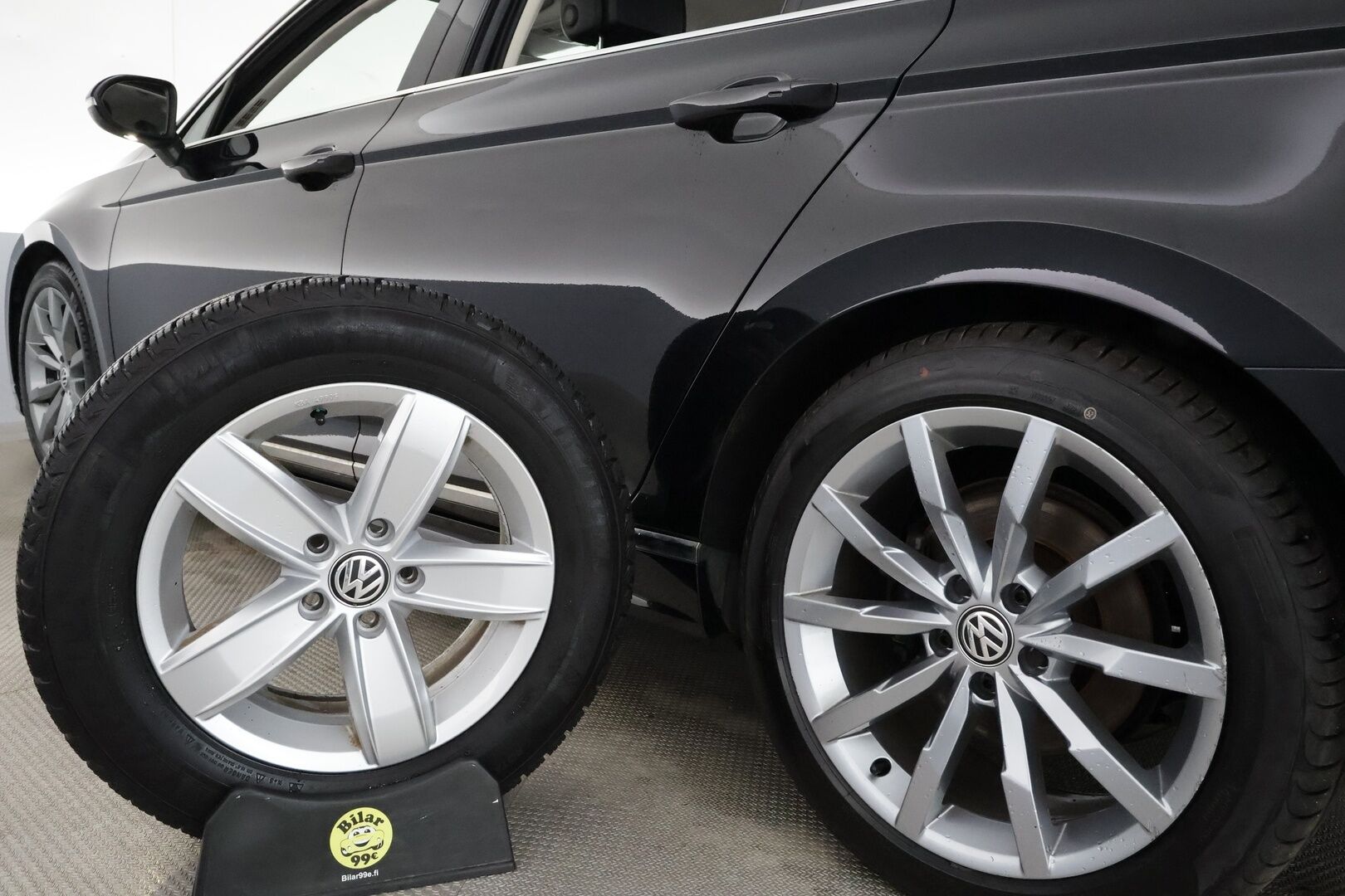 VOLKSWAGEN PASSAT 2019 2.0 TDi 190 4Motion R-Line **Adapt.vakkari / Webasto / P.kamera / KeylessGo / Sporttipenkit / Digimittaristo** - Kahdet renkaat aluvanteilla / Mustat nahat / Ratinlämmitin / Penkinlämmittimet takana 