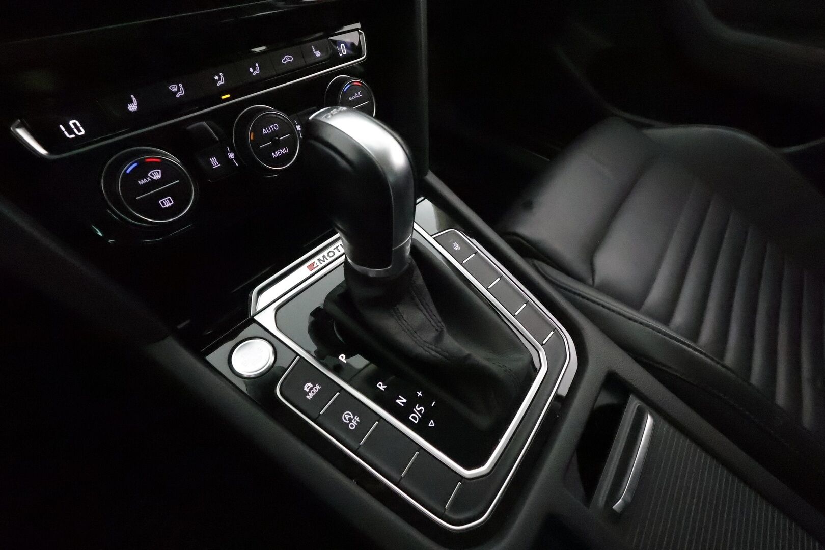VOLKSWAGEN PASSAT 2019 2.0 TDi 190 4Motion R-Line **Adapt.vakkari / Webasto / P.kamera / KeylessGo / Sporttipenkit / Digimittaristo** - Kahdet renkaat aluvanteilla / Mustat nahat / Ratinlämmitin / Penkinlämmittimet takana 