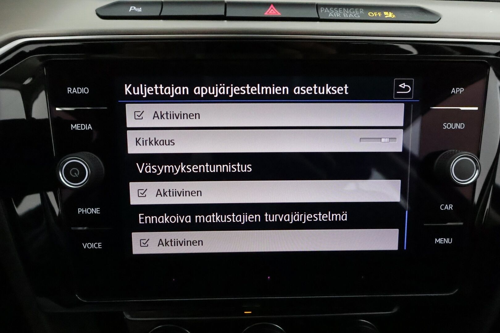 VOLKSWAGEN PASSAT 2019 2.0 TDi 190 4Motion R-Line **Adapt.vakkari / Webasto / P.kamera / KeylessGo / Sporttipenkit / Digimittaristo** - Kahdet renkaat aluvanteilla / Mustat nahat / Ratinlämmitin / Penkinlämmittimet takana 