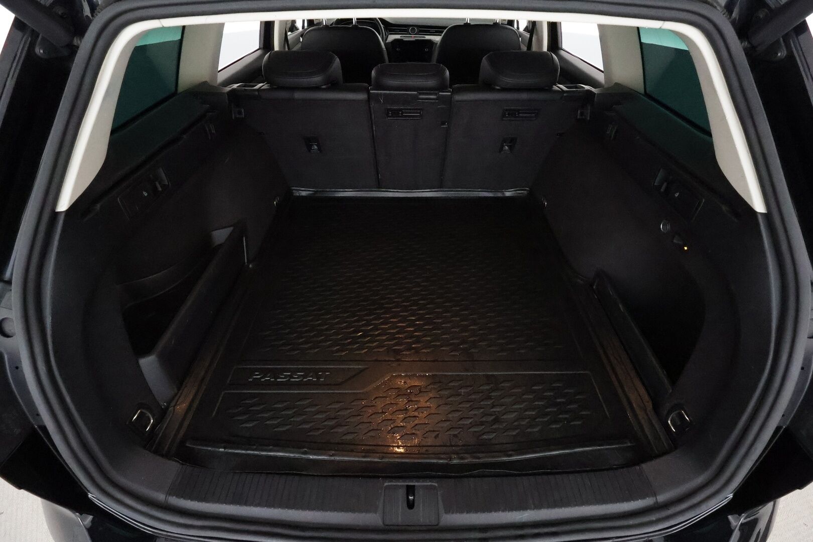 VOLKSWAGEN PASSAT 2019 2.0 TDi 190 4Motion R-Line **Adapt.vakkari / Webasto / P.kamera / KeylessGo / Sporttipenkit / Digimittaristo** - Kahdet renkaat aluvanteilla / Mustat nahat / Ratinlämmitin / Penkinlämmittimet takana 