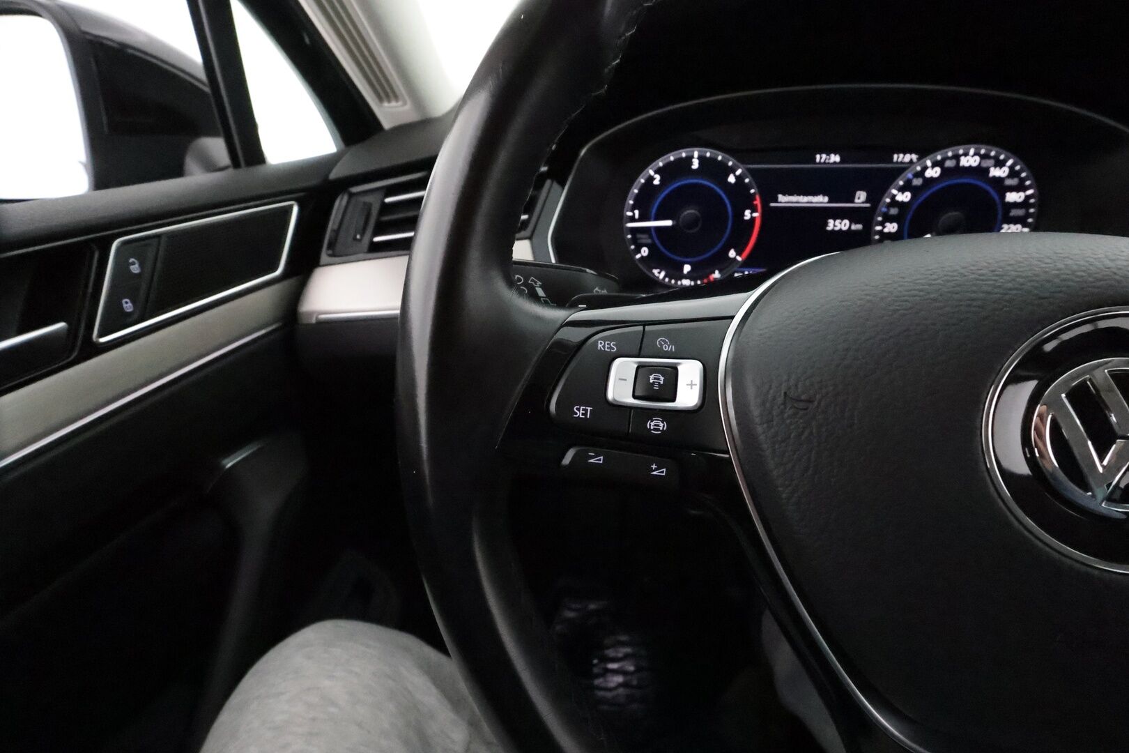 VOLKSWAGEN PASSAT 2019 2.0 TDi 190 4Motion R-Line **Adapt.vakkari / Webasto / P.kamera / KeylessGo / Sporttipenkit / Digimittaristo** - Kahdet renkaat aluvanteilla / Mustat nahat / Ratinlämmitin / Penkinlämmittimet takana 