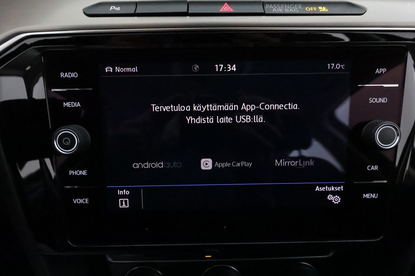 VOLKSWAGEN PASSAT 2019 2.0 TDi 190 4Motion R-Line **Adapt.vakkari / Webasto / P.kamera / KeylessGo / Sporttipenkit / Digimittaristo** - Kahdet renkaat aluvanteilla / Mustat nahat / Ratinlämmitin / Penkinlämmittimet takana 