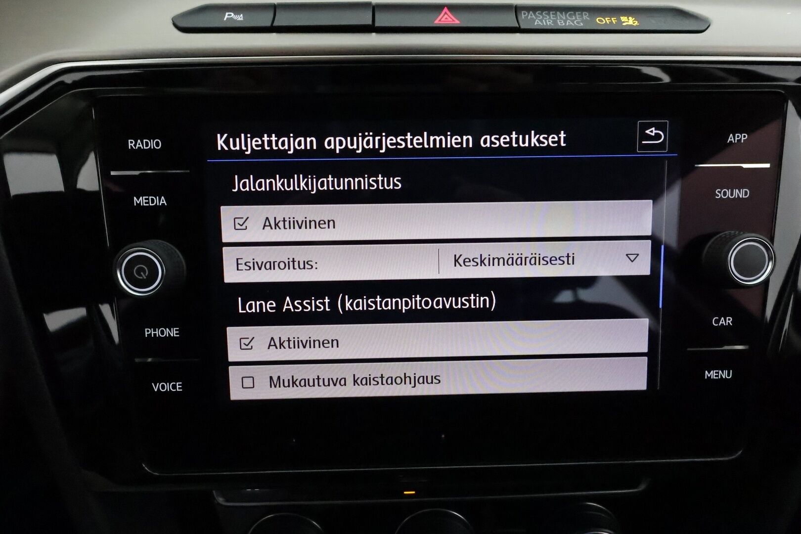VOLKSWAGEN PASSAT 2019 2.0 TDi 190 4Motion R-Line **Adapt.vakkari / Webasto / P.kamera / KeylessGo / Sporttipenkit / Digimittaristo** - Kahdet renkaat aluvanteilla / Mustat nahat / Ratinlämmitin / Penkinlämmittimet takana 