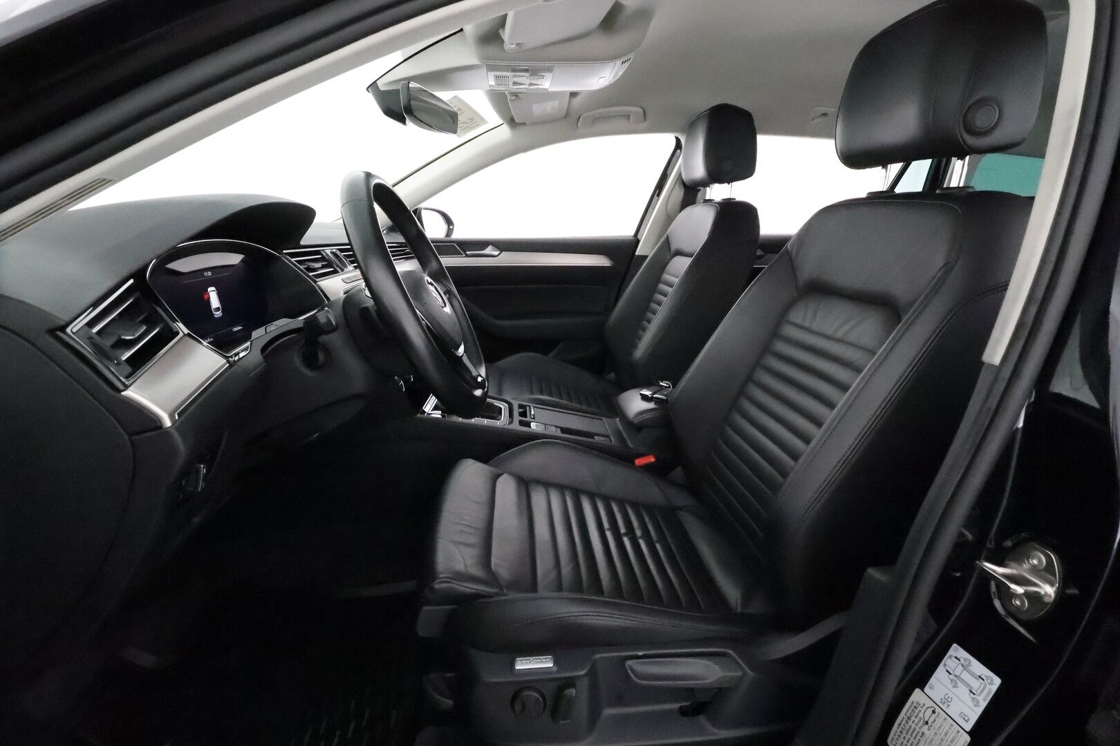 VOLKSWAGEN PASSAT 2019 2.0 TDi 190 4Motion R-Line **Adapt.vakkari / Webasto / P.kamera / KeylessGo / Sporttipenkit / Digimittaristo** - Kahdet renkaat aluvanteilla / Mustat nahat / Ratinlämmitin / Penkinlämmittimet takana 