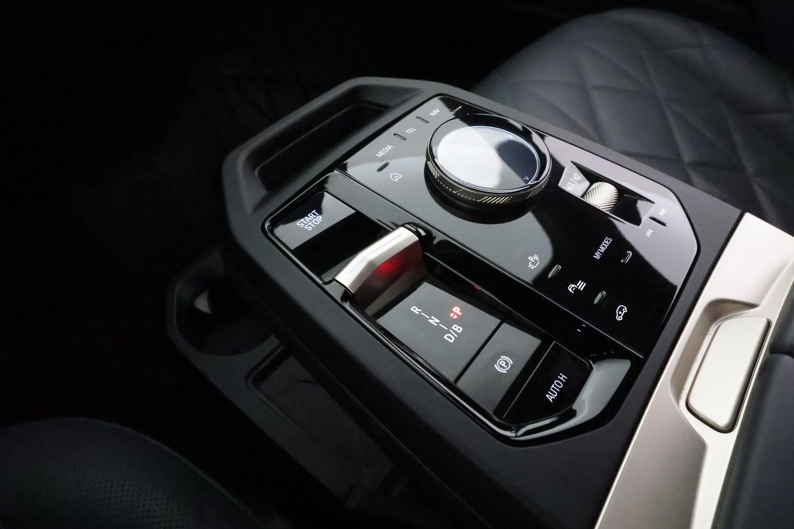 BMW IX 2024 xDrive50 Sport / Huippuvarusteet / ACC / Bower&Wilkins / Laser / 360° kamera / Vetokoukku / Sky Lounge / TULOSSA - 2,99 % KORKOTARJOUS TÄHÄN AUTOON - 