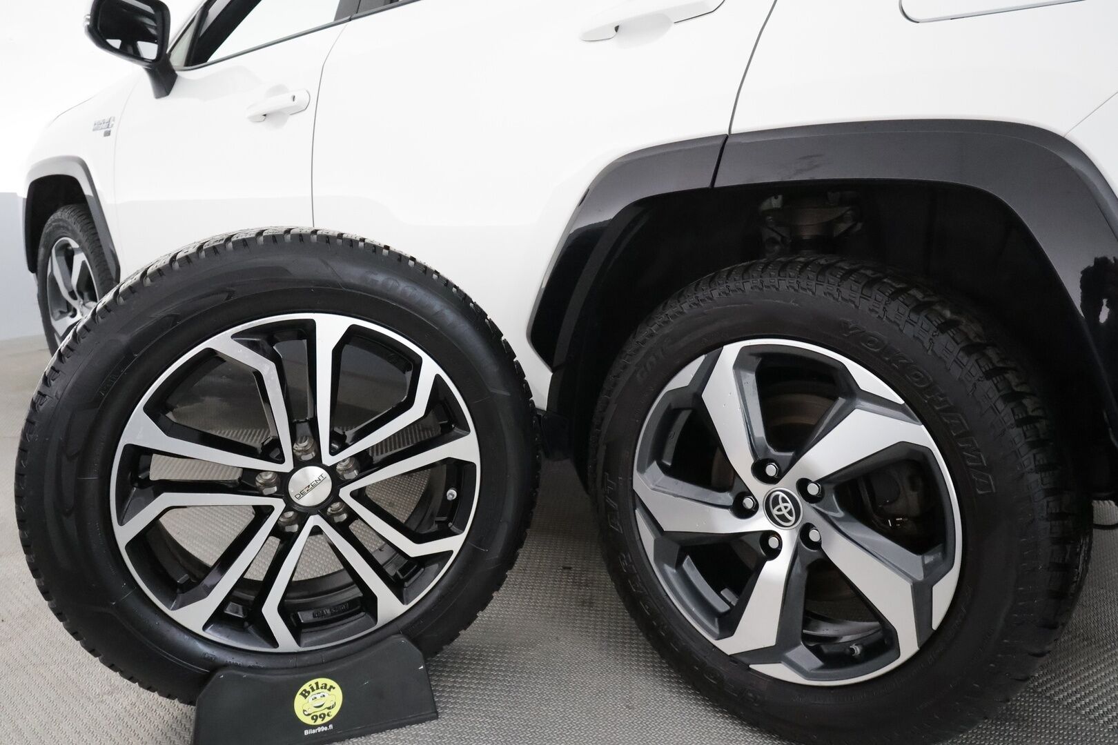 TOYOTA RAV4 PLUG-IN 2021 Hybrid 2,5 AWD-i Style *'Webasto / Adapt.vakkari / Koukku / P.kamera / KeylessGo / Puolinahat** - 3,99 % KORKOTARJOUS TÄHÄN AUTOON - Kahdet renkaat aluilla / Puolinahka / Sähköinen kuskinpenkki 