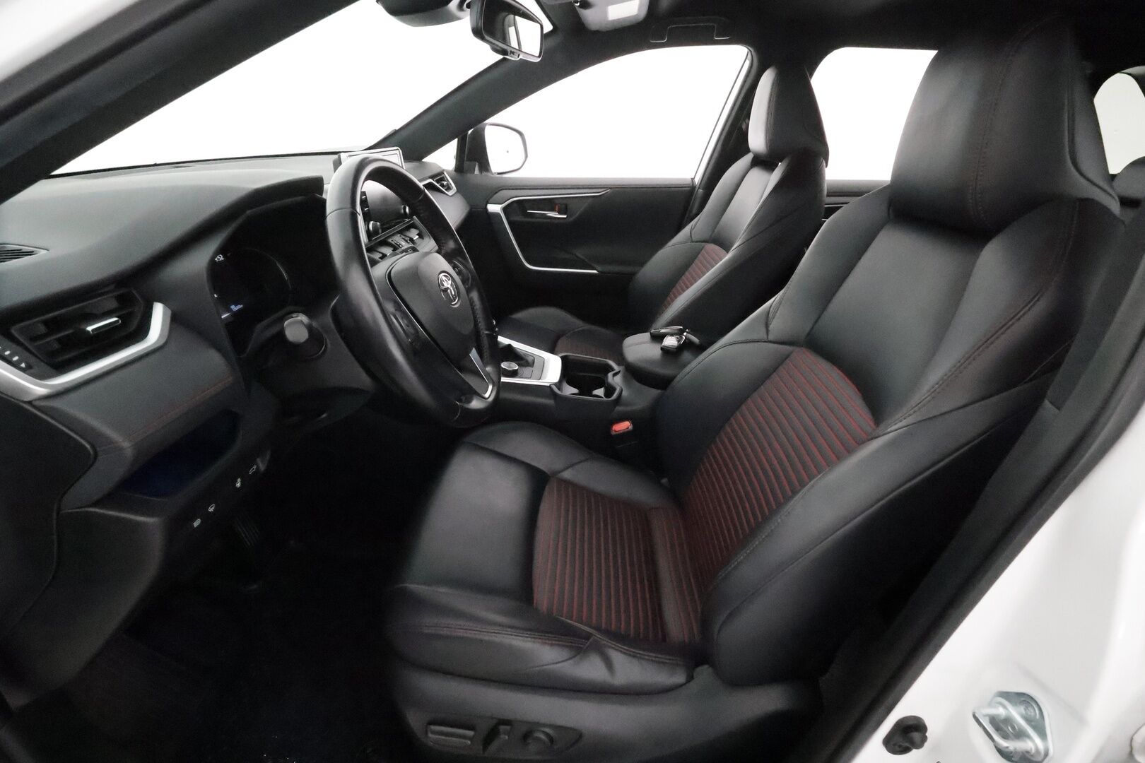 TOYOTA RAV4 PLUG-IN 2021 Hybrid 2,5 AWD-i Style *'Webasto / Adapt.vakkari / Koukku / P.kamera / KeylessGo / Puolinahat** - 3,99 % KORKOTARJOUS TÄHÄN AUTOON - Kahdet renkaat aluilla / Puolinahka / Sähköinen kuskinpenkki 