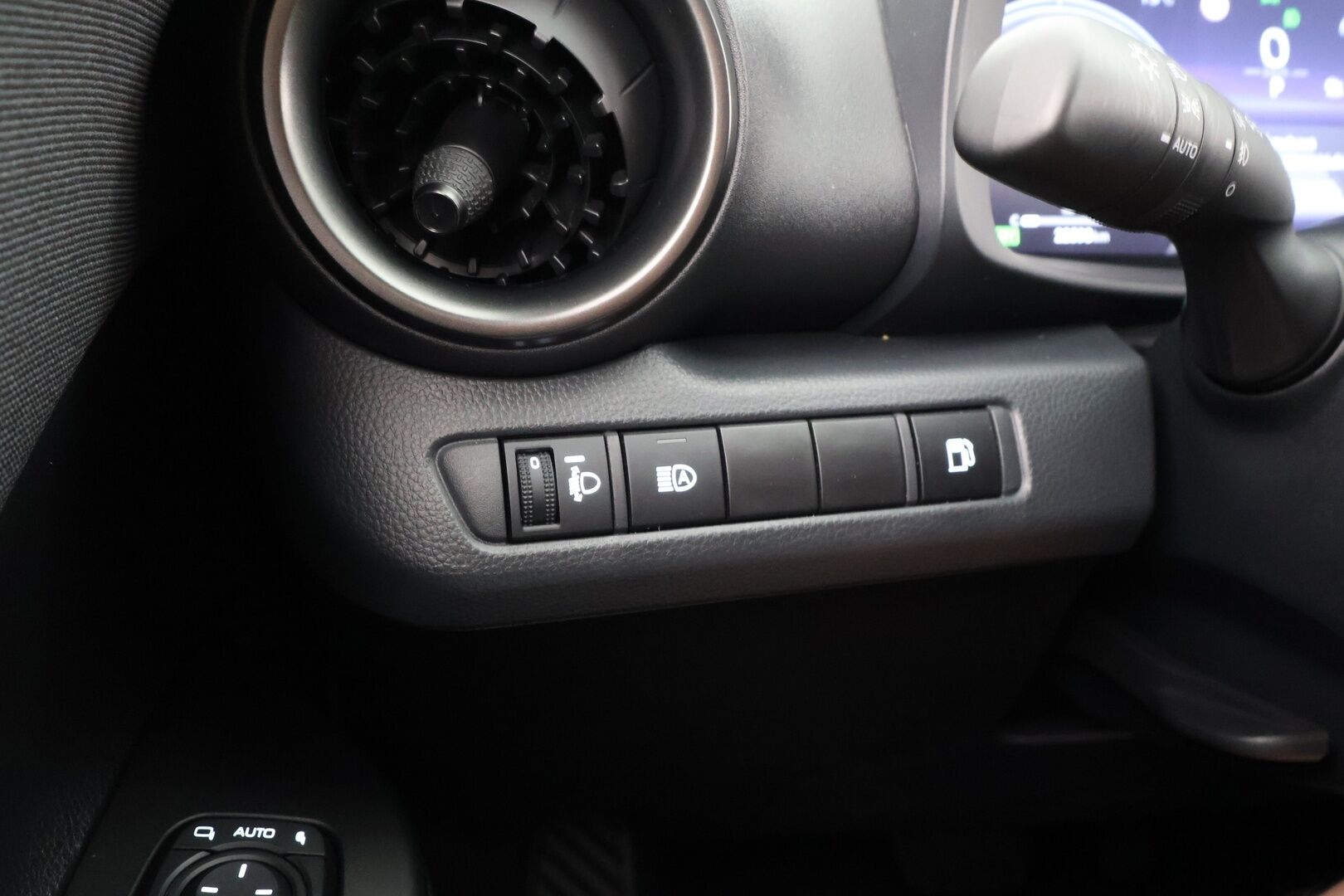 TOYOTA C-HR 2024 1,8 Hybrid **Adapt.Vakkari / LED-valot / P.Kamera / Kaistavahti / Digimittaristo / KeylessGO** - 3,99 % KORKOTARJOUS TÄHÄN AUTOON - Kahdet Renkaat