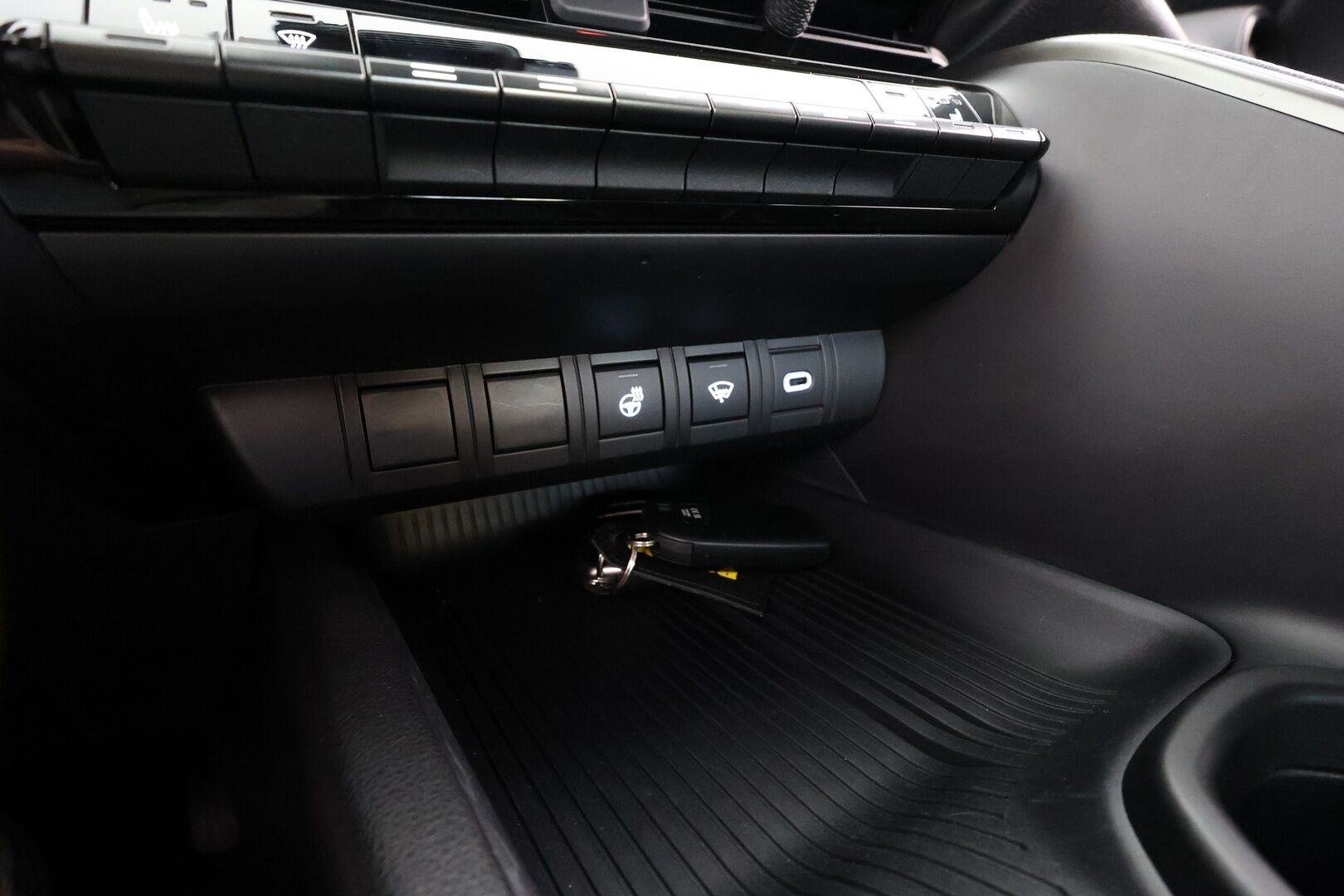 TOYOTA C-HR 2024 1,8 Hybrid **Adapt.Vakkari / LED-valot / P.Kamera / Kaistavahti / Digimittaristo / KeylessGO** - 3,99 % KORKOTARJOUS TÄHÄN AUTOON - Kahdet Renkaat