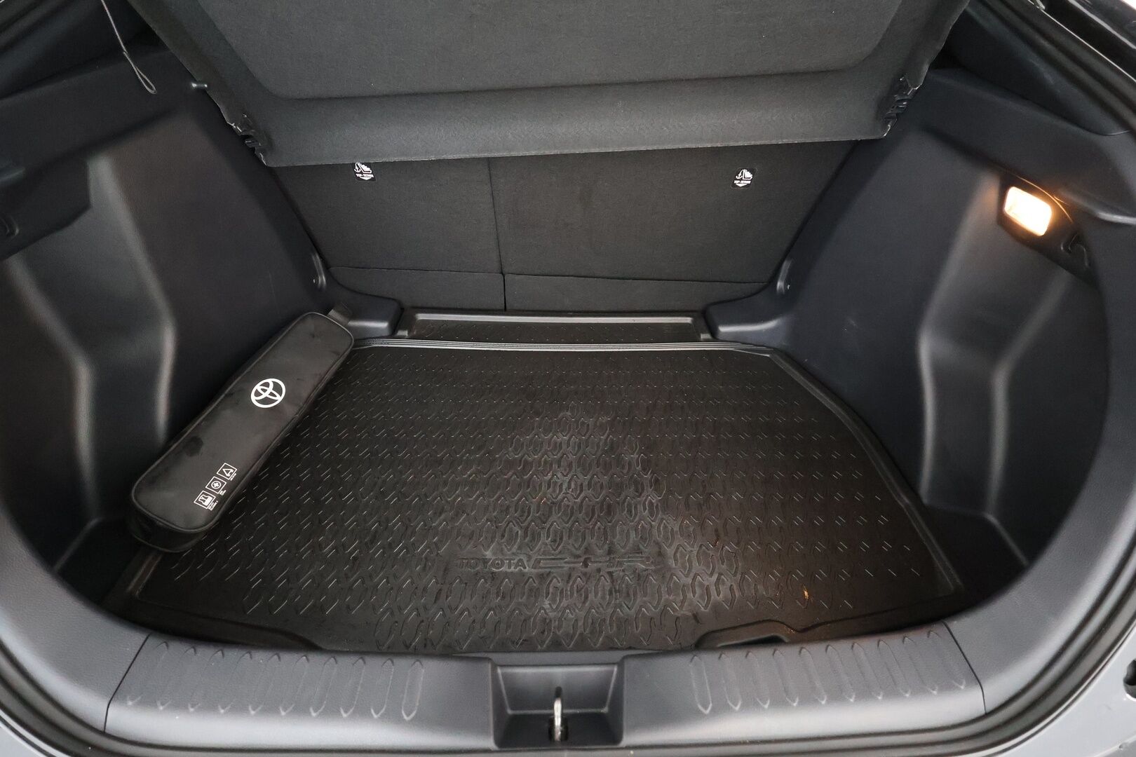 TOYOTA C-HR 2024 1,8 Hybrid **Adapt.Vakkari / LED-valot / P.Kamera / Kaistavahti / Digimittaristo / KeylessGO** - 3,99 % KORKOTARJOUS TÄHÄN AUTOON - Kahdet Renkaat