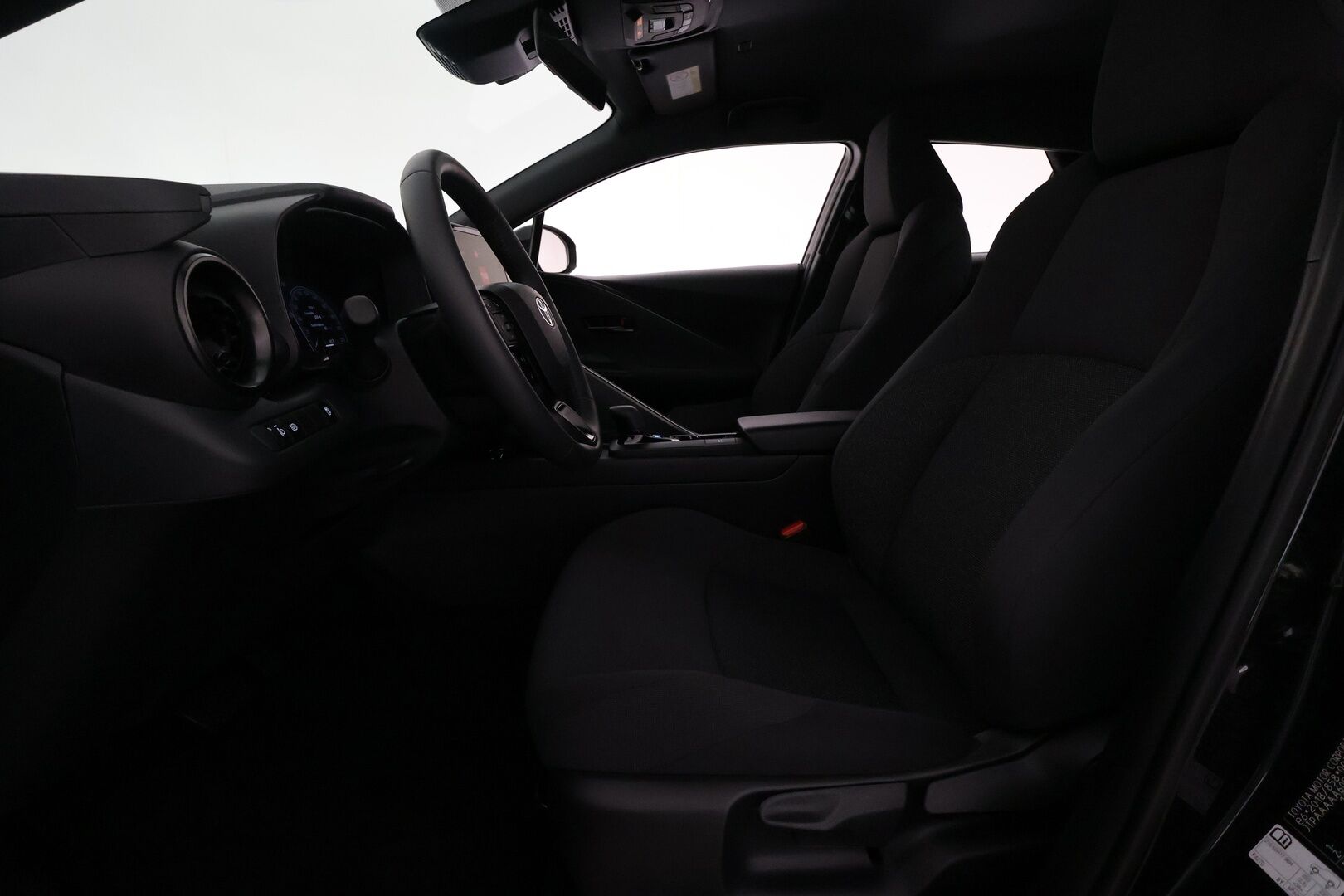 TOYOTA C-HR 2024 1,8 Hybrid **Adapt.Vakkari / LED-valot / P.Kamera / Kaistavahti / Digimittaristo / KeylessGO** - 3,99 % KORKOTARJOUS TÄHÄN AUTOON - Kahdet Renkaat