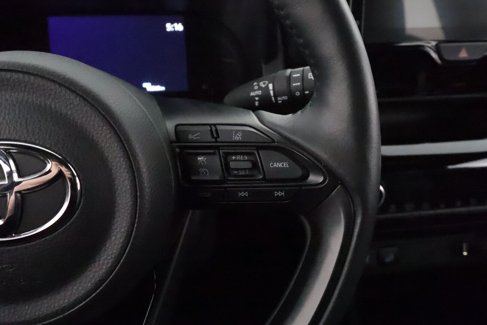 TOYOTA YARIS CROSS 2022 1,5 Hybrid AWD-i Adventure  **Adapt.vakkari / P.kamera / Lohkolämmitin / Puolinahat / Navi / KeylessGo / LED** - Huippuhieno / Kahdet renkaat aluvanteilla / Merkkihuollettu