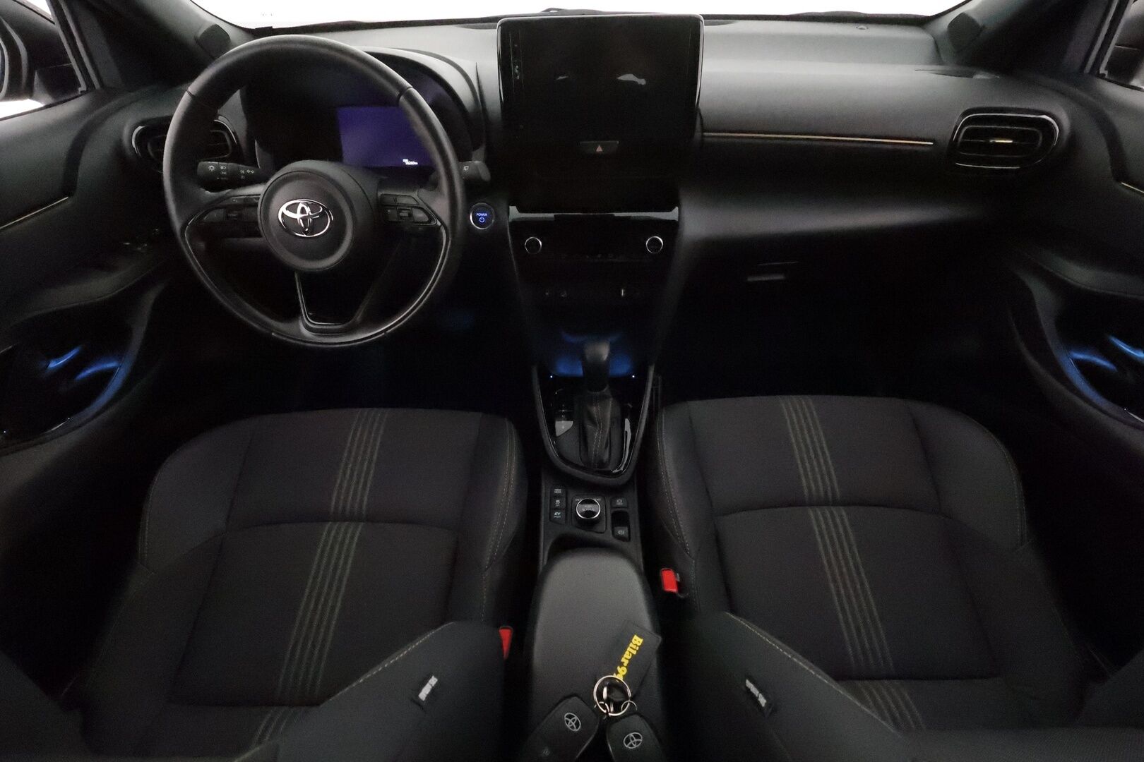 TOYOTA YARIS CROSS 2022 1,5 Hybrid AWD-i Adventure  **Adapt.vakkari / P.kamera / Lohkolämmitin / Puolinahat / Navi / KeylessGo / LED** - Huippuhieno / Kahdet renkaat aluvanteilla / Merkkihuollettu