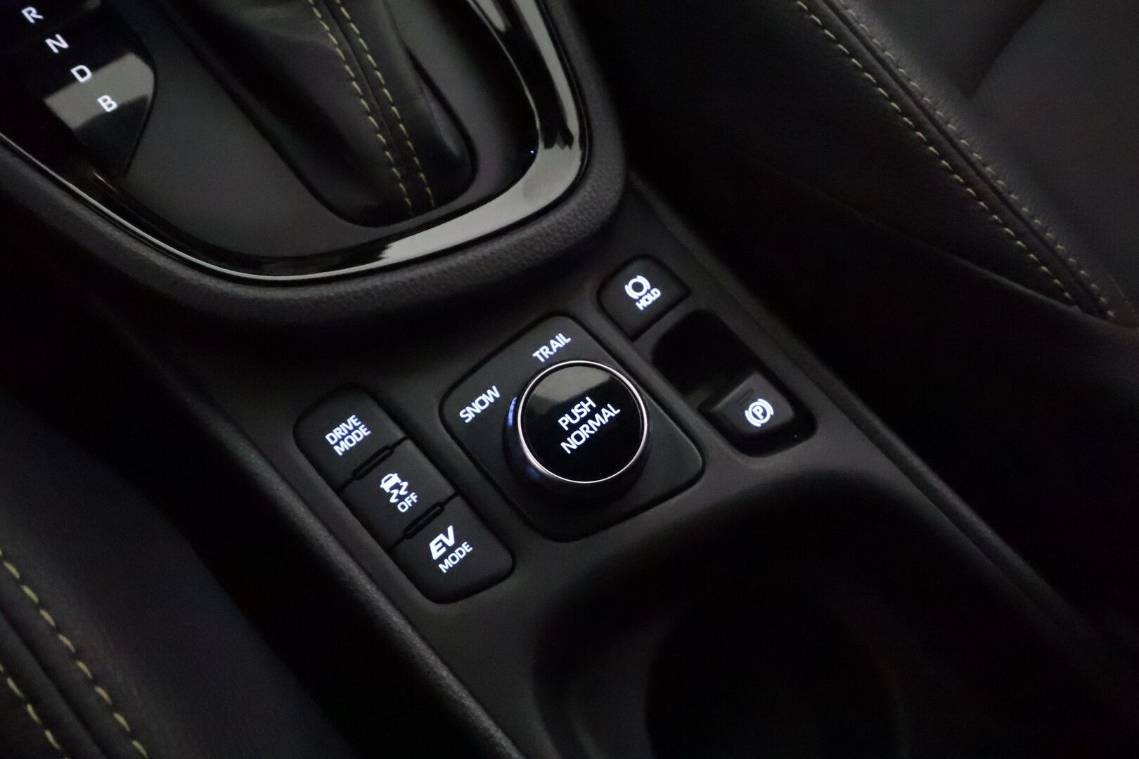 TOYOTA YARIS CROSS 2022 1,5 Hybrid AWD-i Adventure  **Adapt.vakkari / P.kamera / Lohkolämmitin / Puolinahat / Navi / KeylessGo / LED** - Huippuhieno / Kahdet renkaat aluvanteilla / Merkkihuollettu