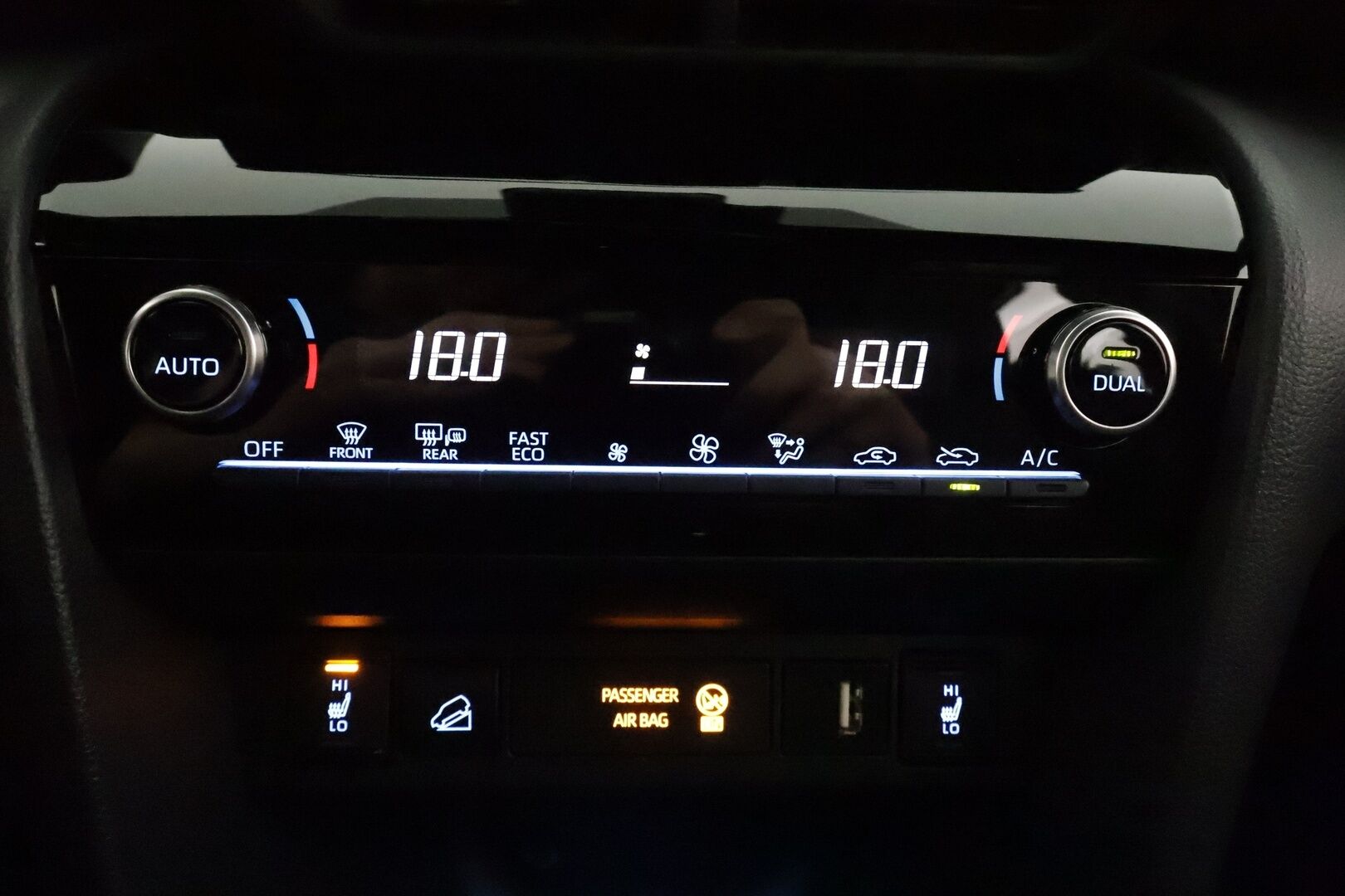 TOYOTA YARIS CROSS 2022 1,5 Hybrid AWD-i Adventure  **Adapt.vakkari / P.kamera / Lohkolämmitin / Puolinahat / Navi / KeylessGo / LED** - Huippuhieno / Kahdet renkaat aluvanteilla / Merkkihuollettu