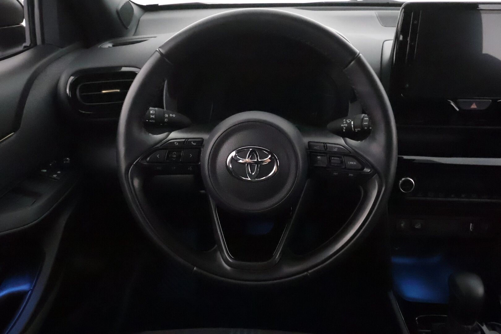 TOYOTA YARIS CROSS 2022 1,5 Hybrid AWD-i Adventure  **Adapt.vakkari / P.kamera / Lohkolämmitin / Puolinahat / Navi / KeylessGo / LED** - Huippuhieno / Kahdet renkaat aluvanteilla / Merkkihuollettu