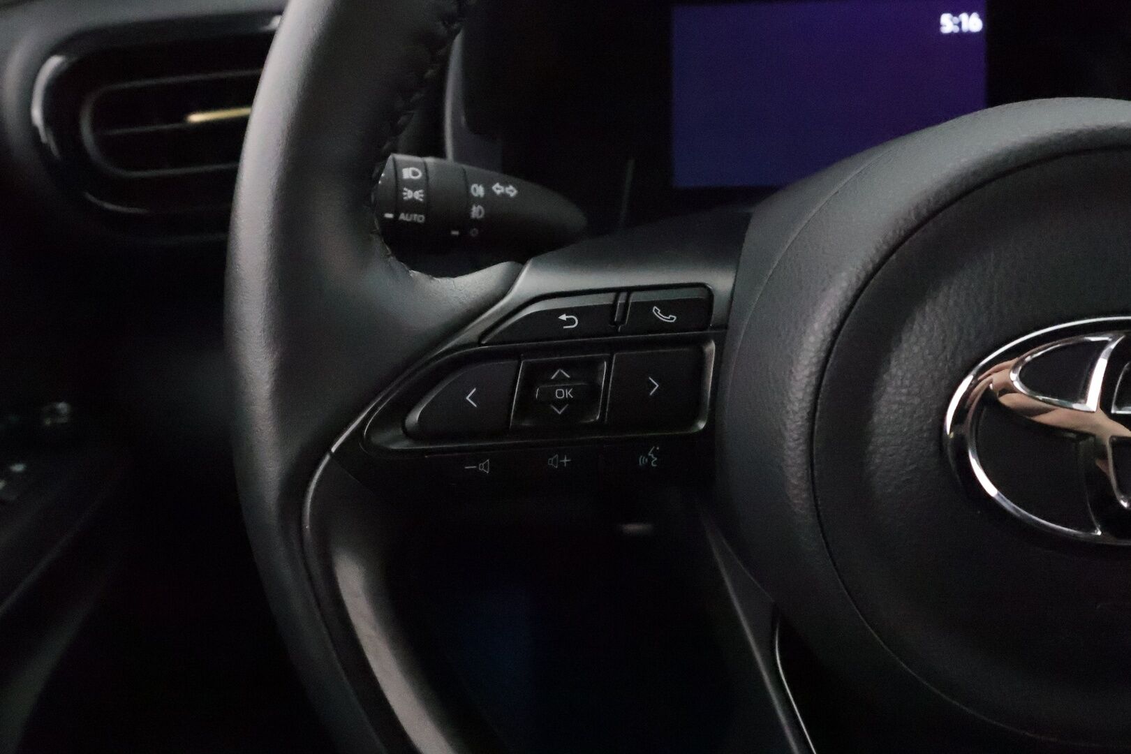 TOYOTA YARIS CROSS 2022 1,5 Hybrid AWD-i Adventure  **Adapt.vakkari / P.kamera / Lohkolämmitin / Puolinahat / Navi / KeylessGo / LED** - Huippuhieno / Kahdet renkaat aluvanteilla / Merkkihuollettu