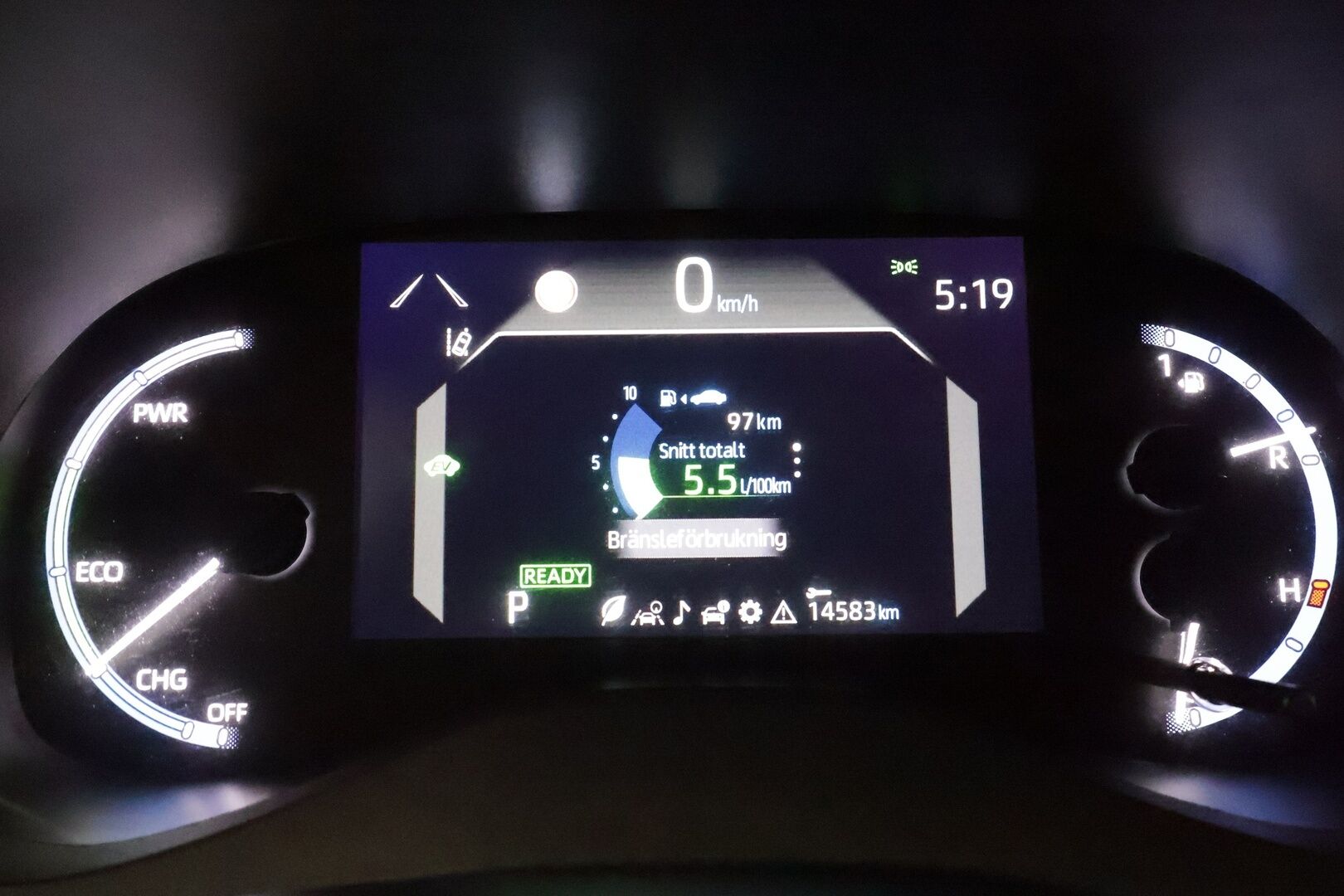 TOYOTA YARIS CROSS 2022 1,5 Hybrid AWD-i Adventure  **Adapt.vakkari / P.kamera / Lohkolämmitin / Puolinahat / Navi / KeylessGo / LED** - Huippuhieno / Kahdet renkaat aluvanteilla / Merkkihuollettu